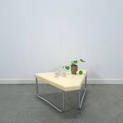 Space age driehoek kunststof tafel met chromen buisframe poten