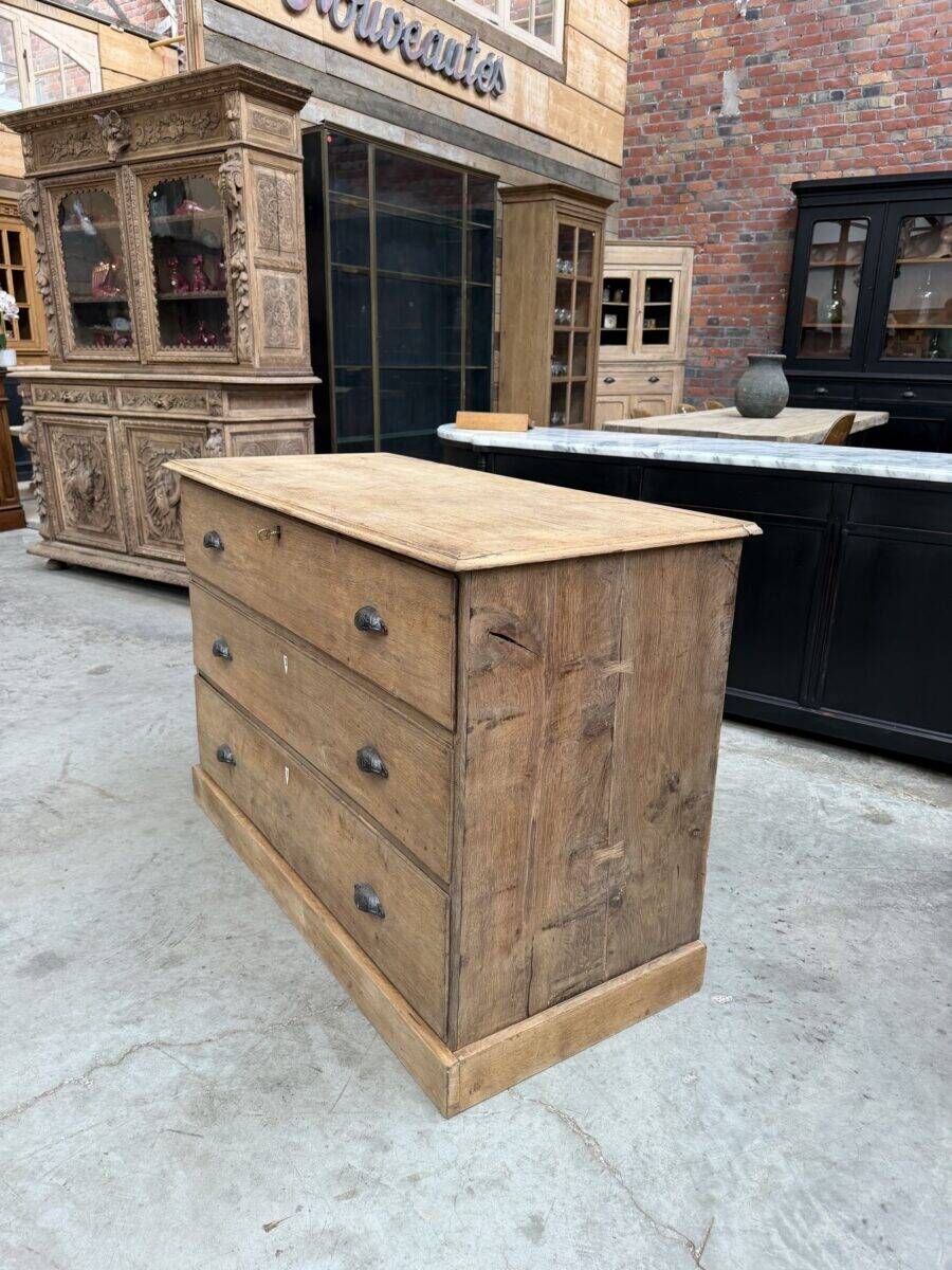 Oak chest of drawers from the early 20th century.