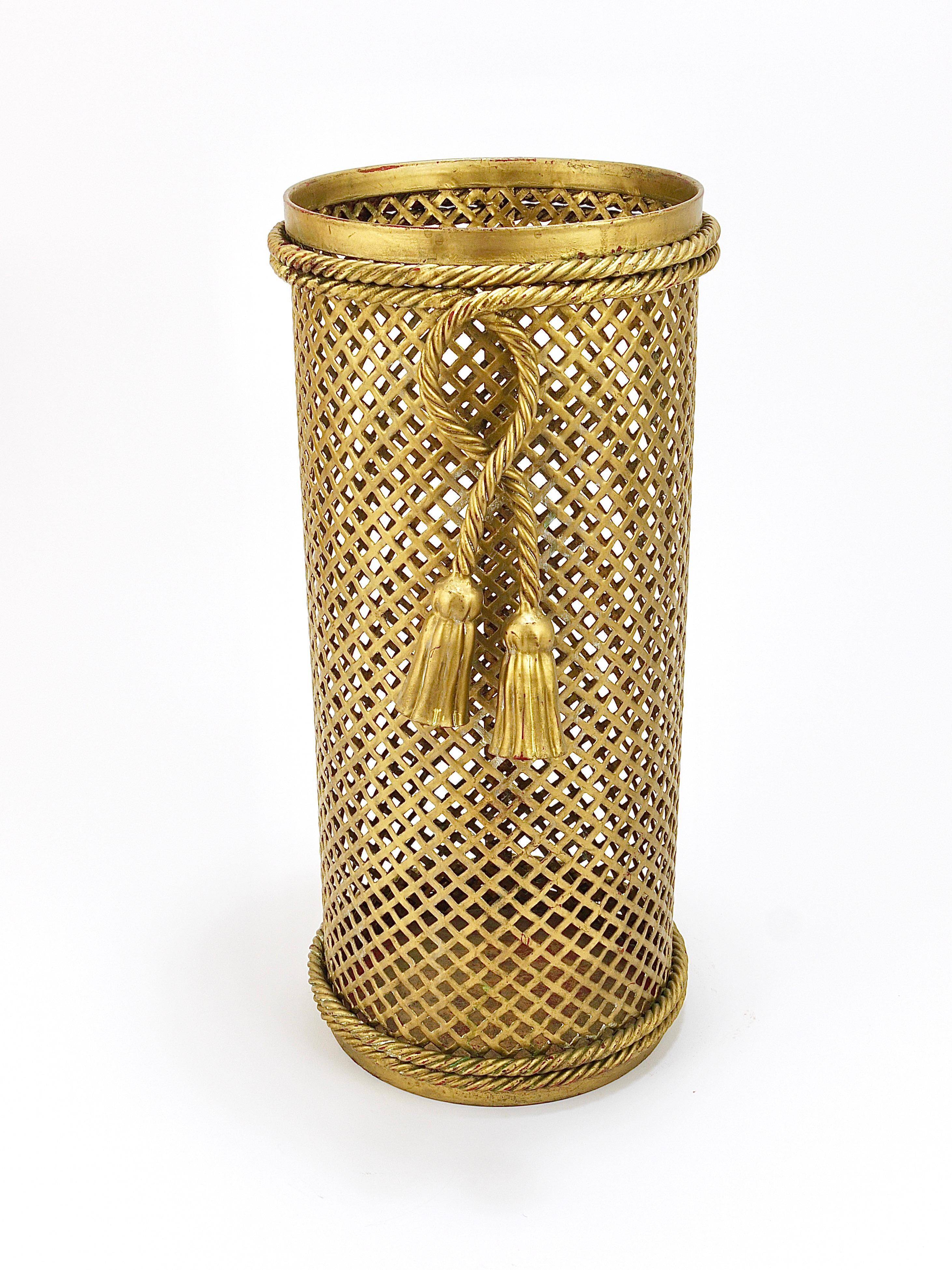 Hollywood Regency umbrella stand in gold metal with cord and tassels, Li Puma Firenze, 1950.