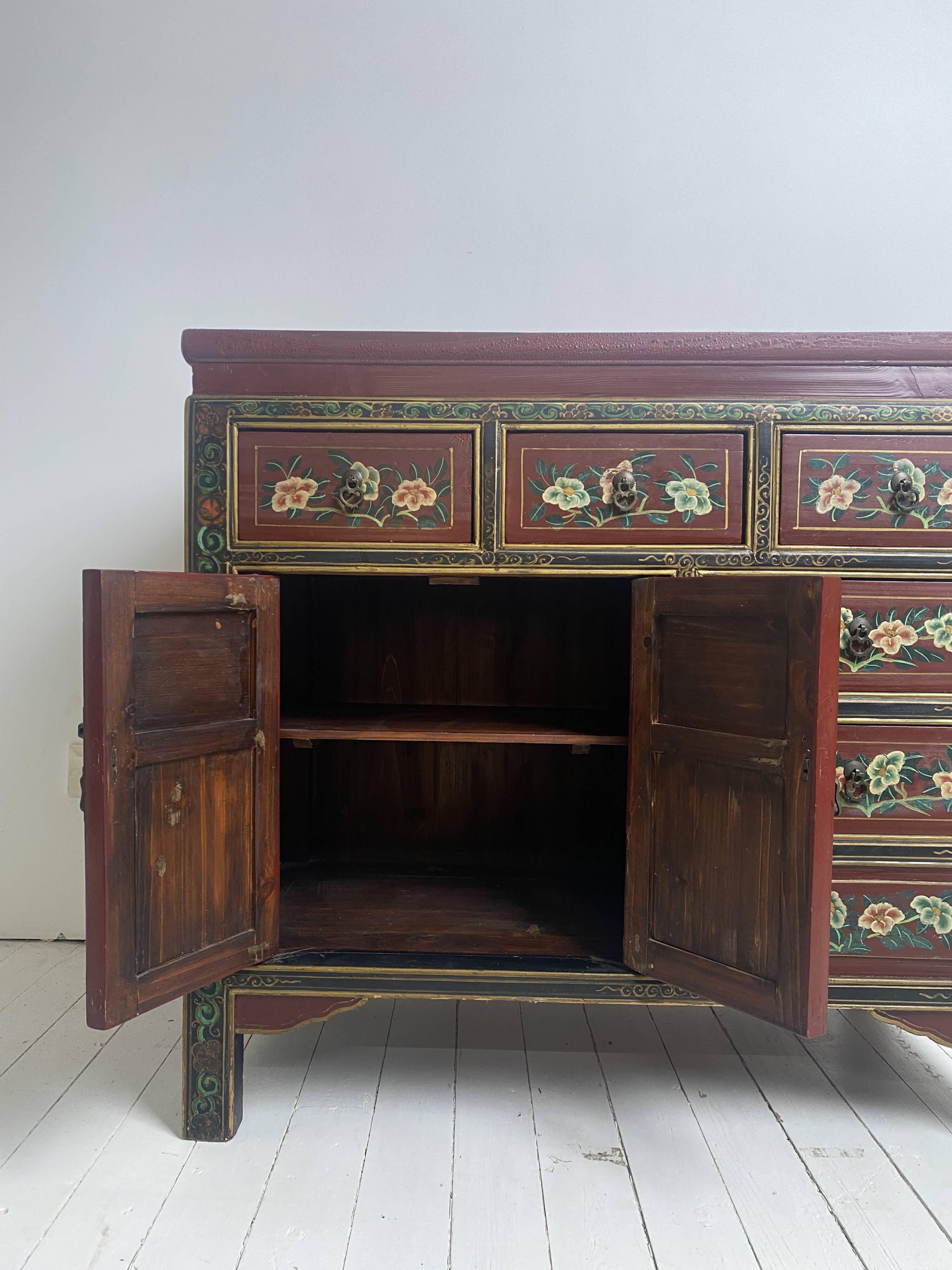 Buffet chinois vintage peint à la main, meuble rouge à décor floral