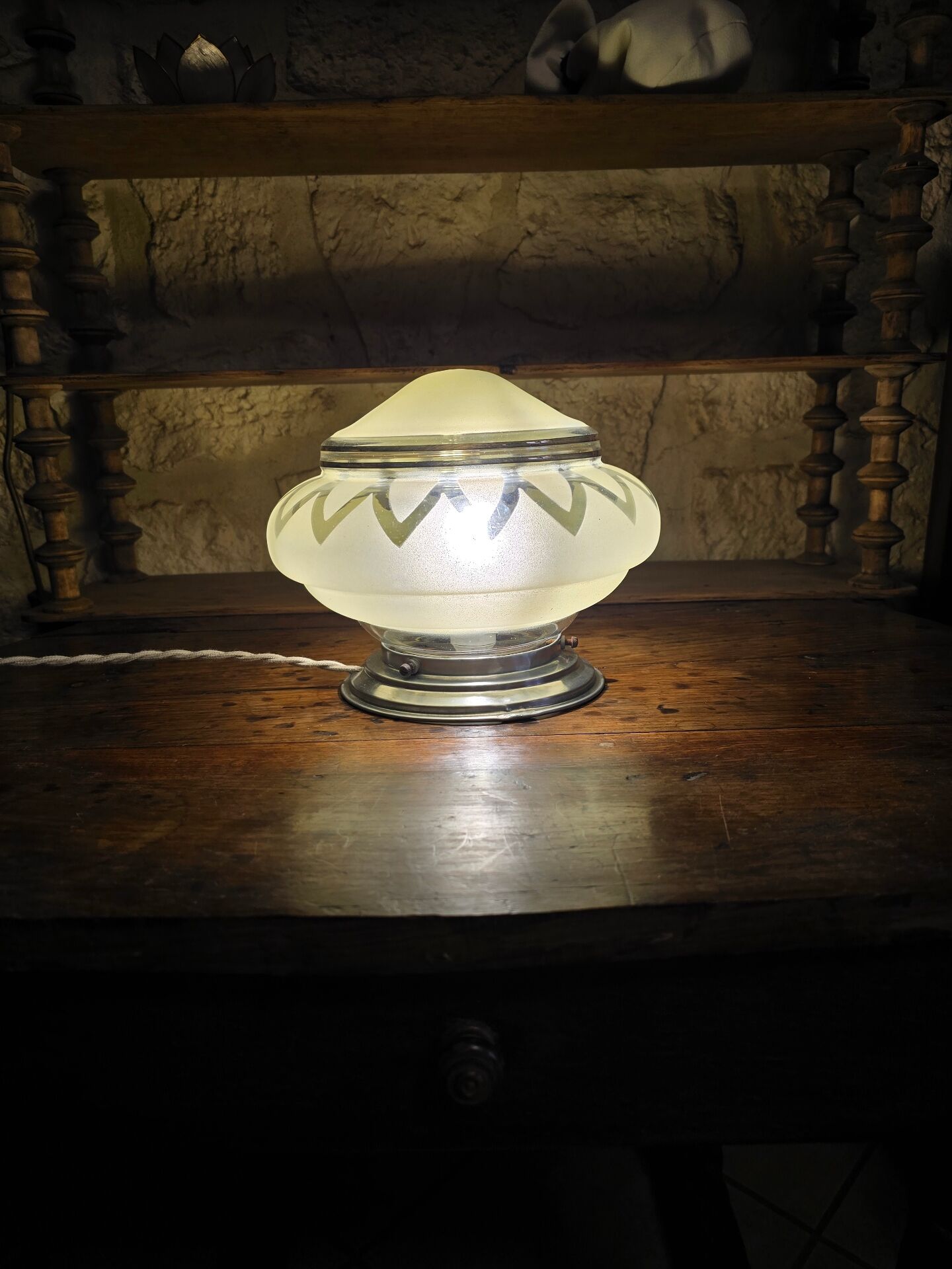 Vintage table lamp Globe saucer in frosted yellow glass with a trim.