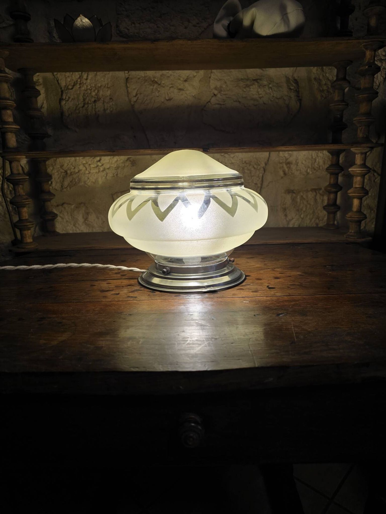 Vintage table lamp Globe saucer in frosted yellow glass with a trim.