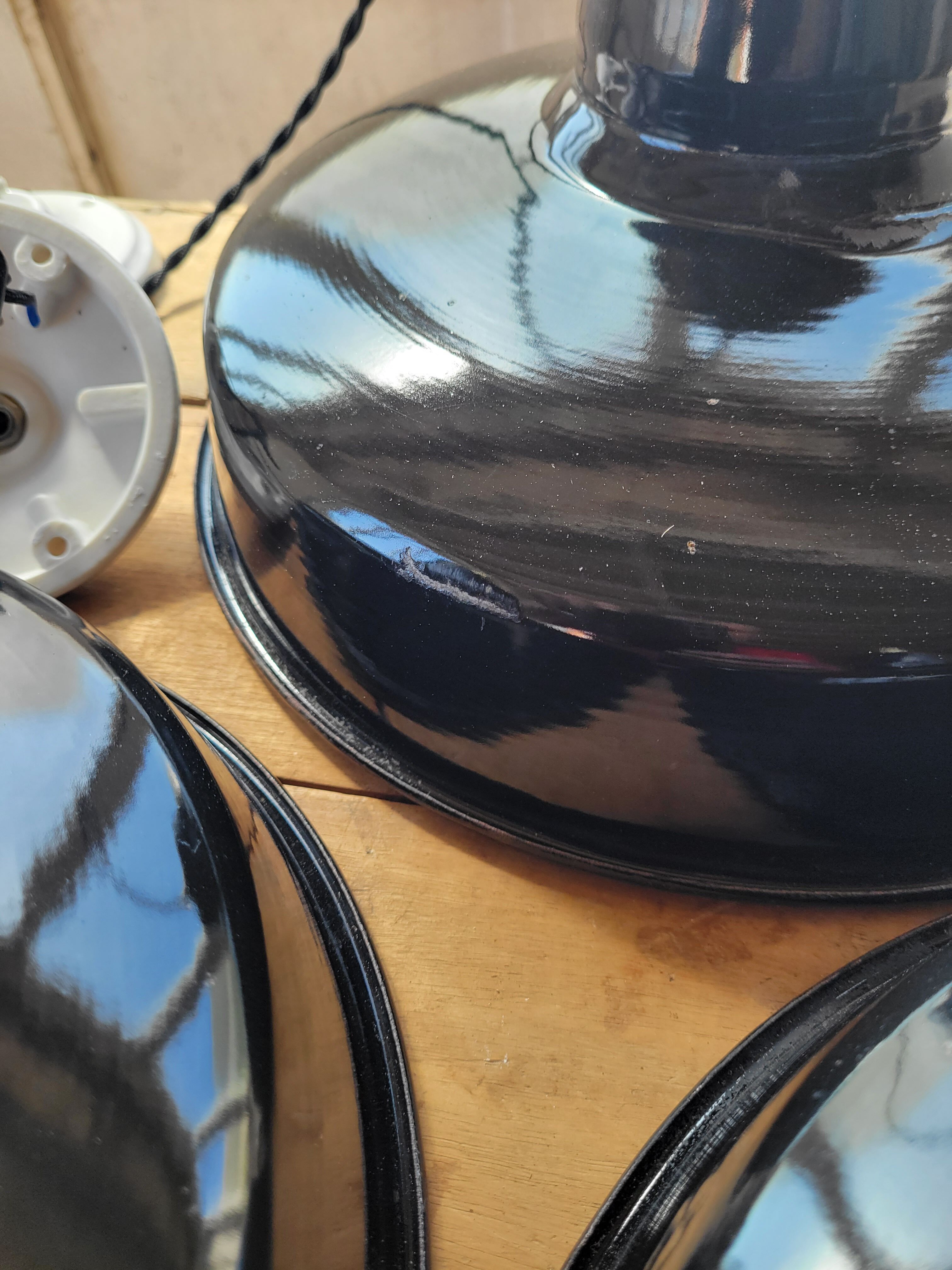 Trio of suspensions in enamelled sheet metal