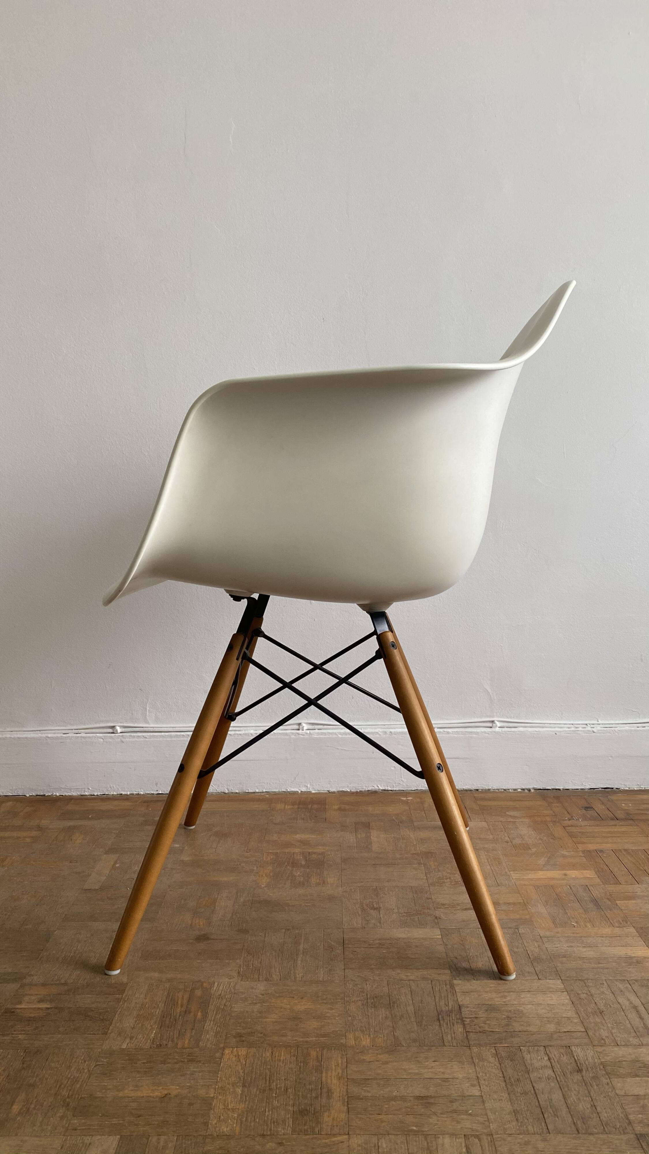 Eames Plastic Armchair DAW