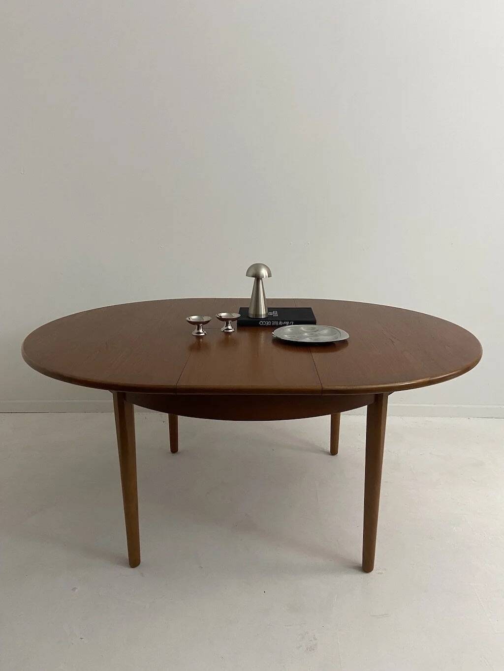 Vintage extendable table by Jentique