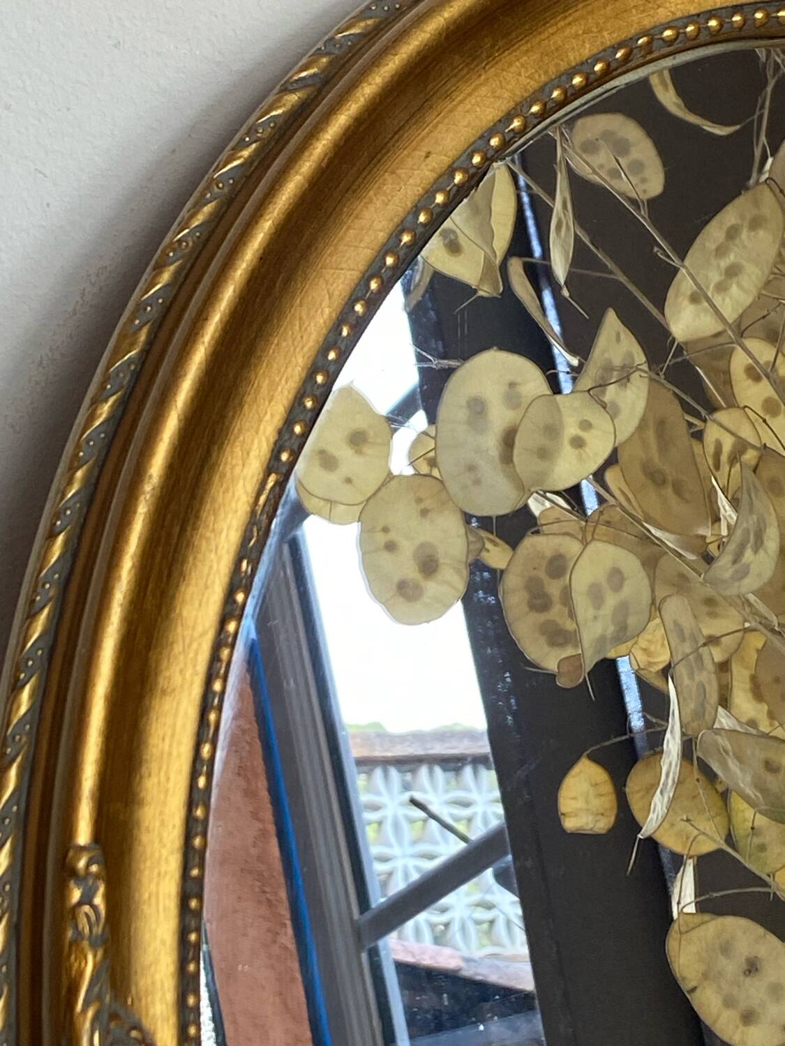 Oval-shaped gilded wooden mirror