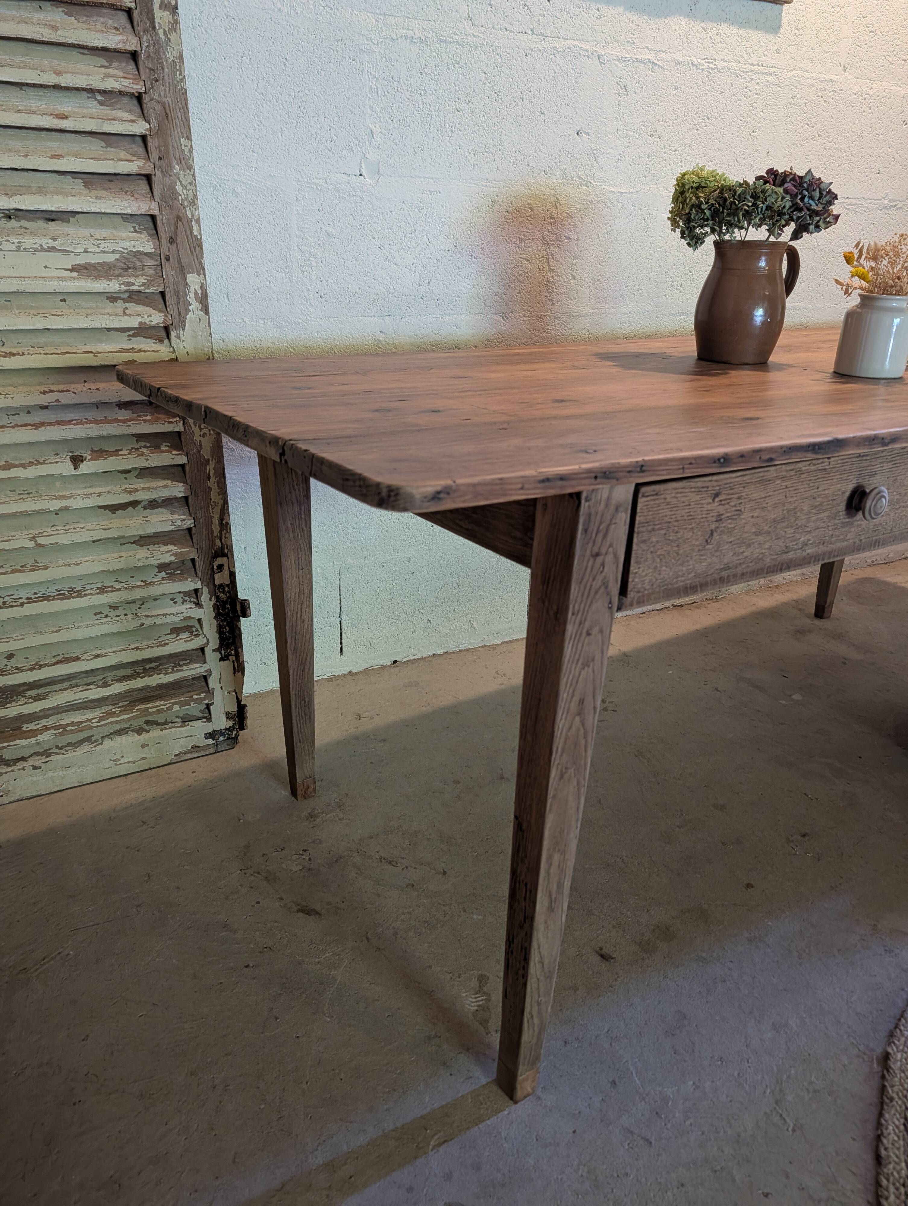 Ancienne table de ferme rénovée