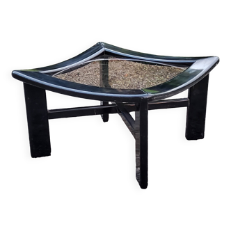Table basse design des années 70 en bois laqué noir plateau en verre fumé