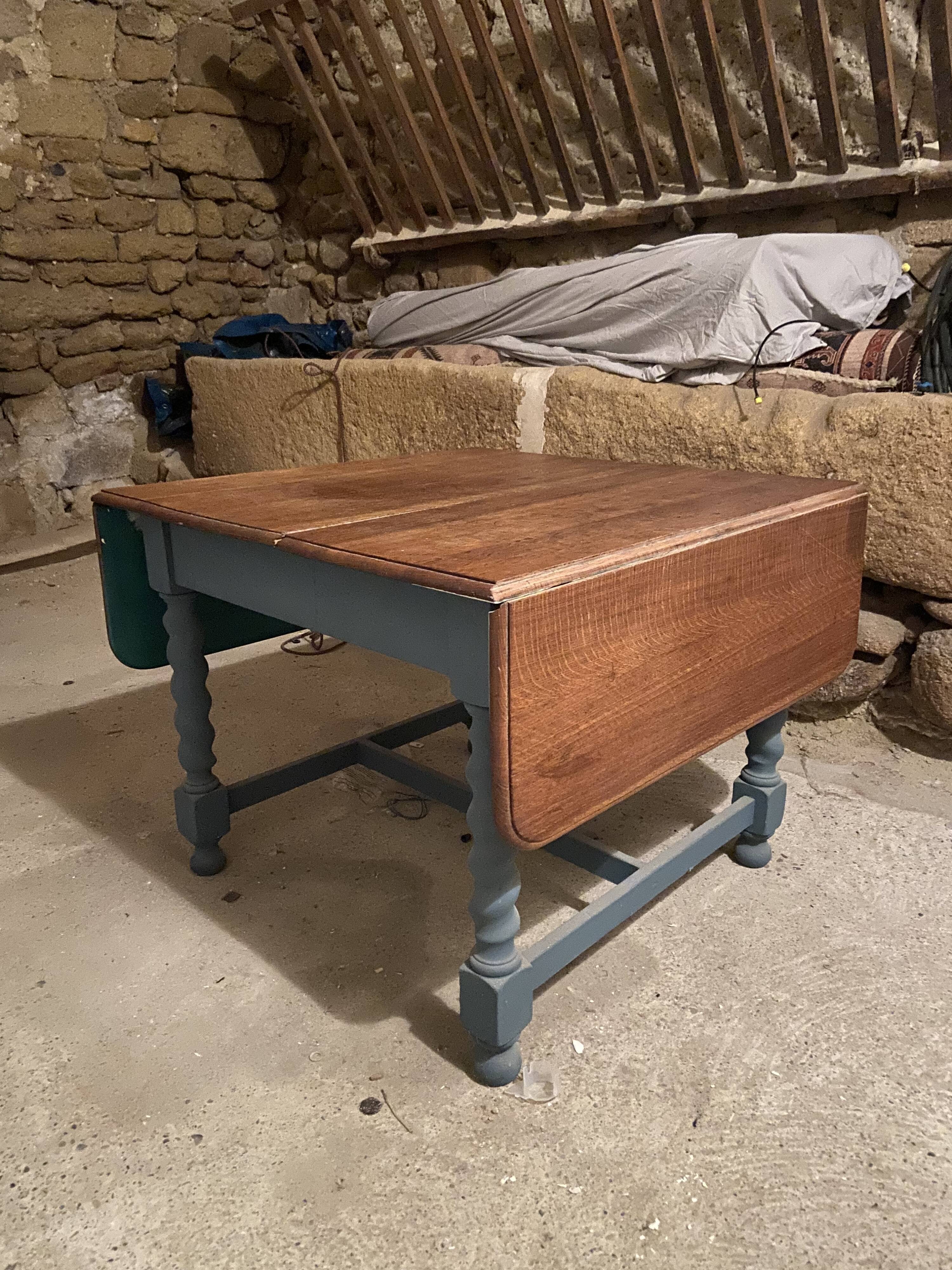 Farm table with twisted legs and 2 drop leaves.