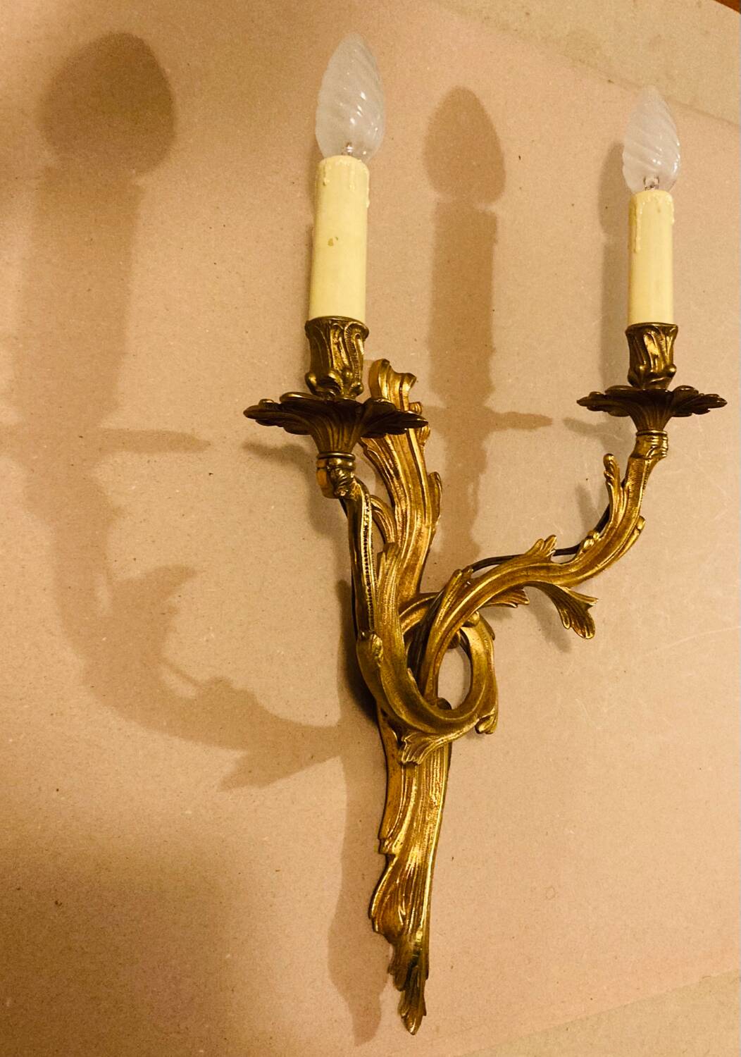 Louis XV Style wall light in gilded bronze from the 20th century decorated with acanthus leaves.