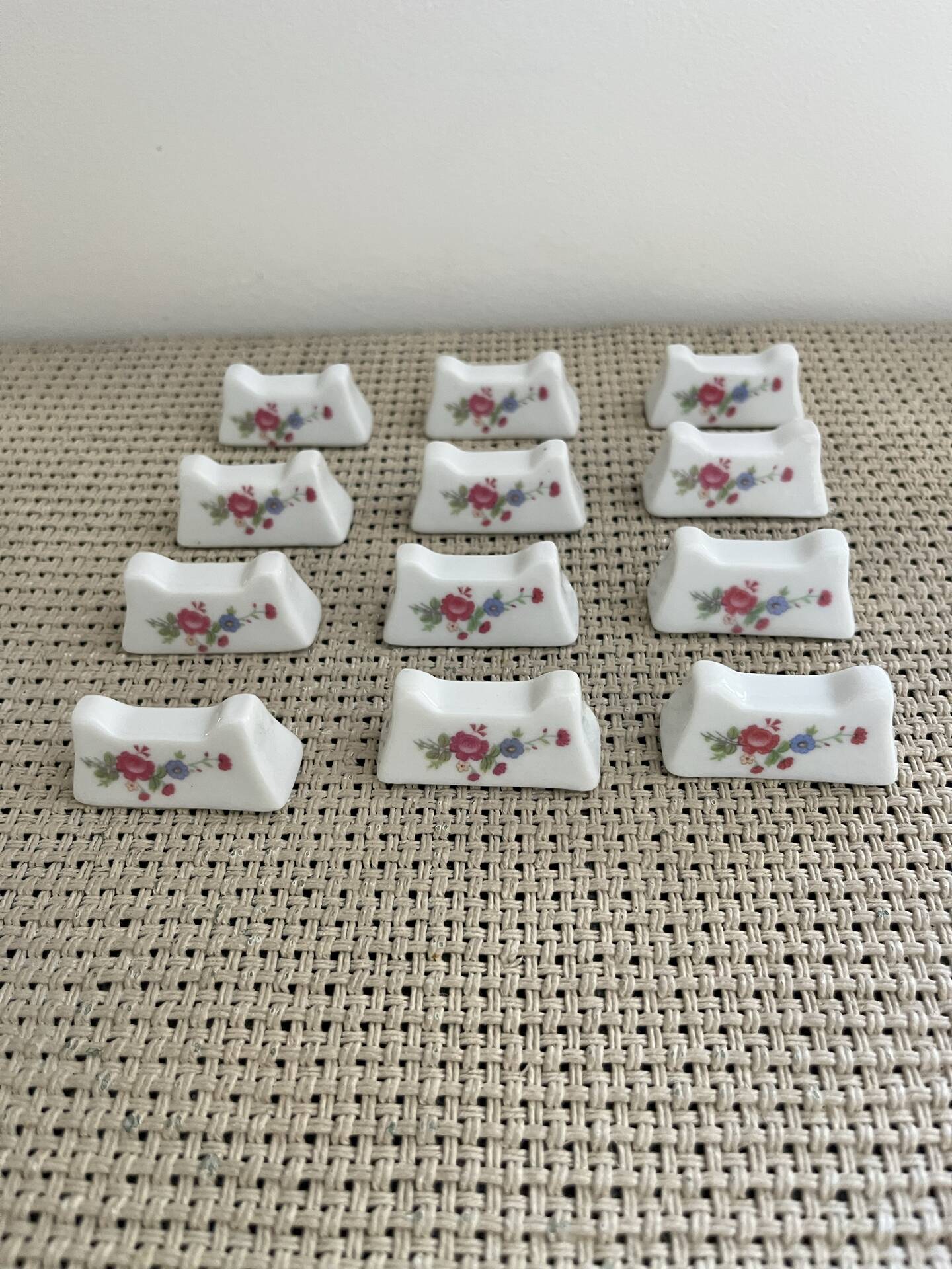 12 knife rests