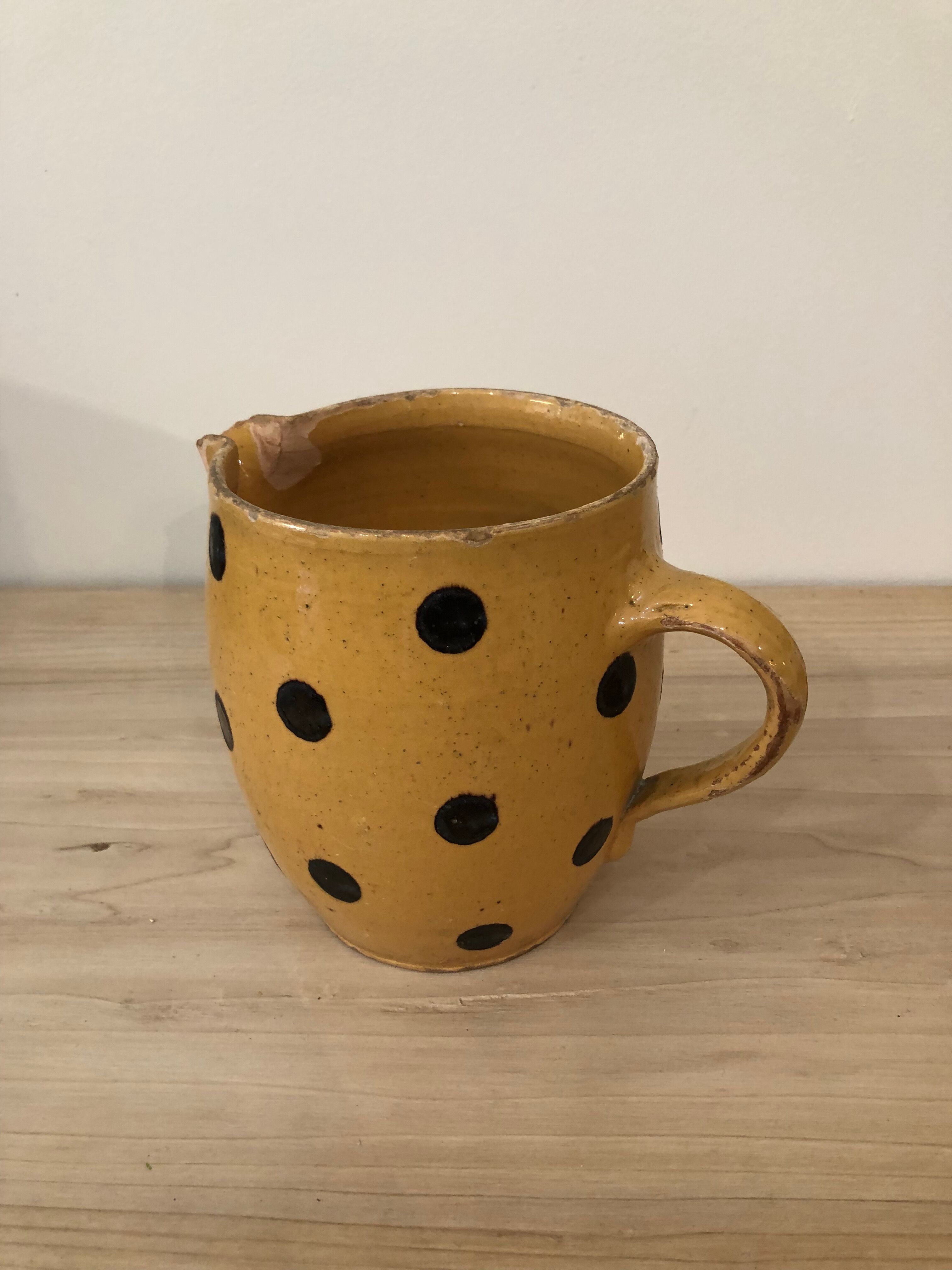 Pichet en grès jaune à pois