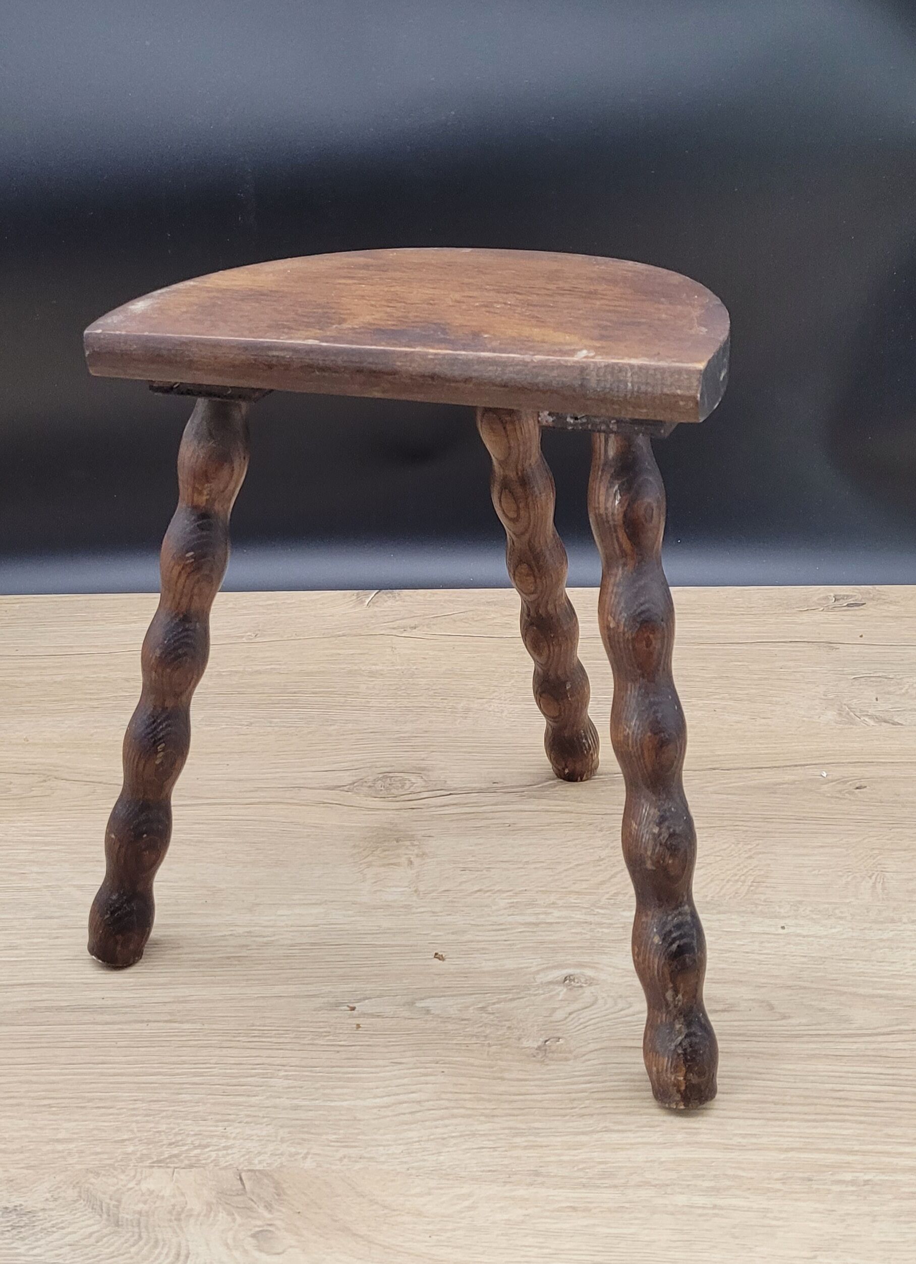 Half-round tripod stool feet balls