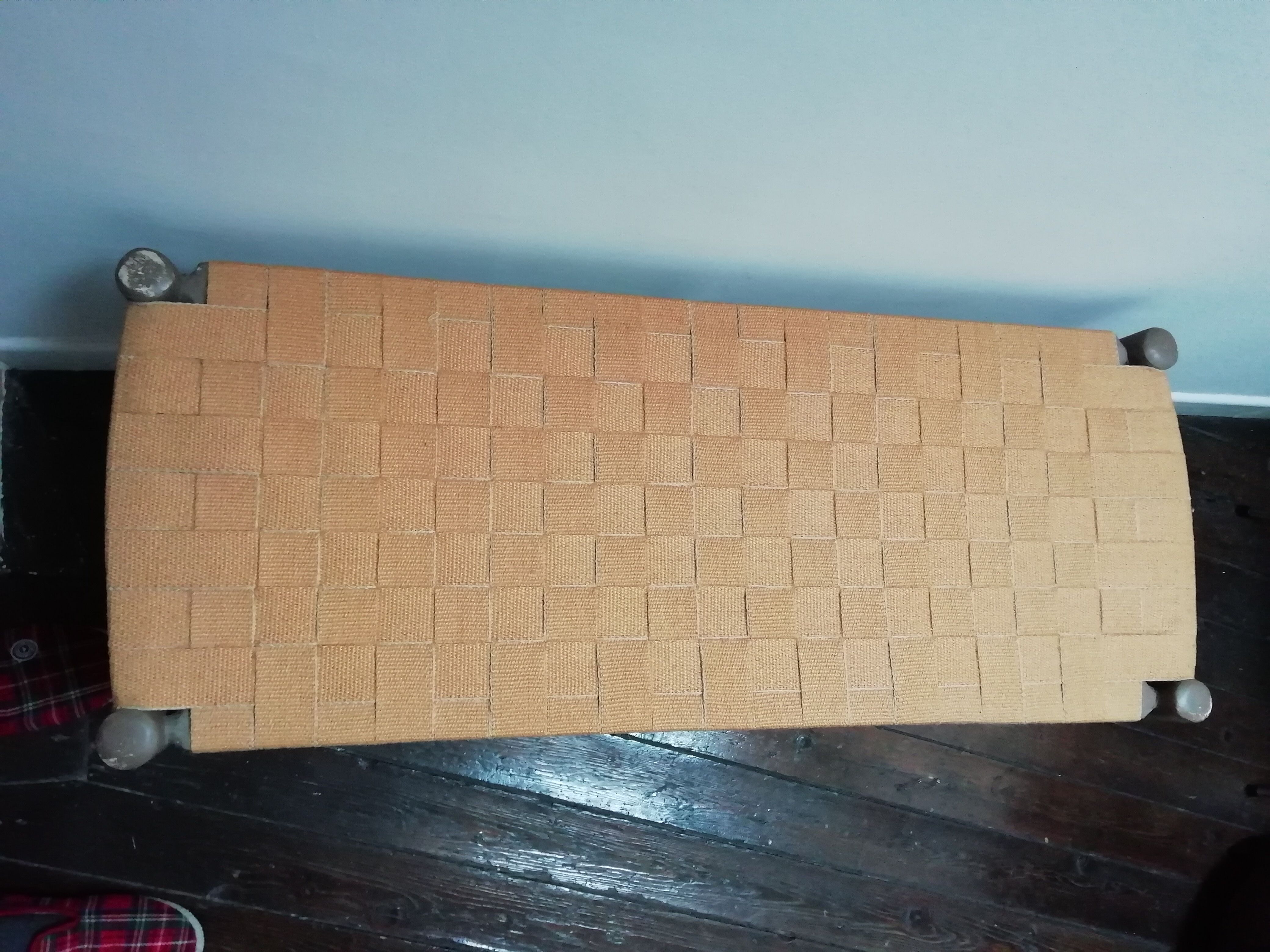 Banc en bois dessus sangles de coton