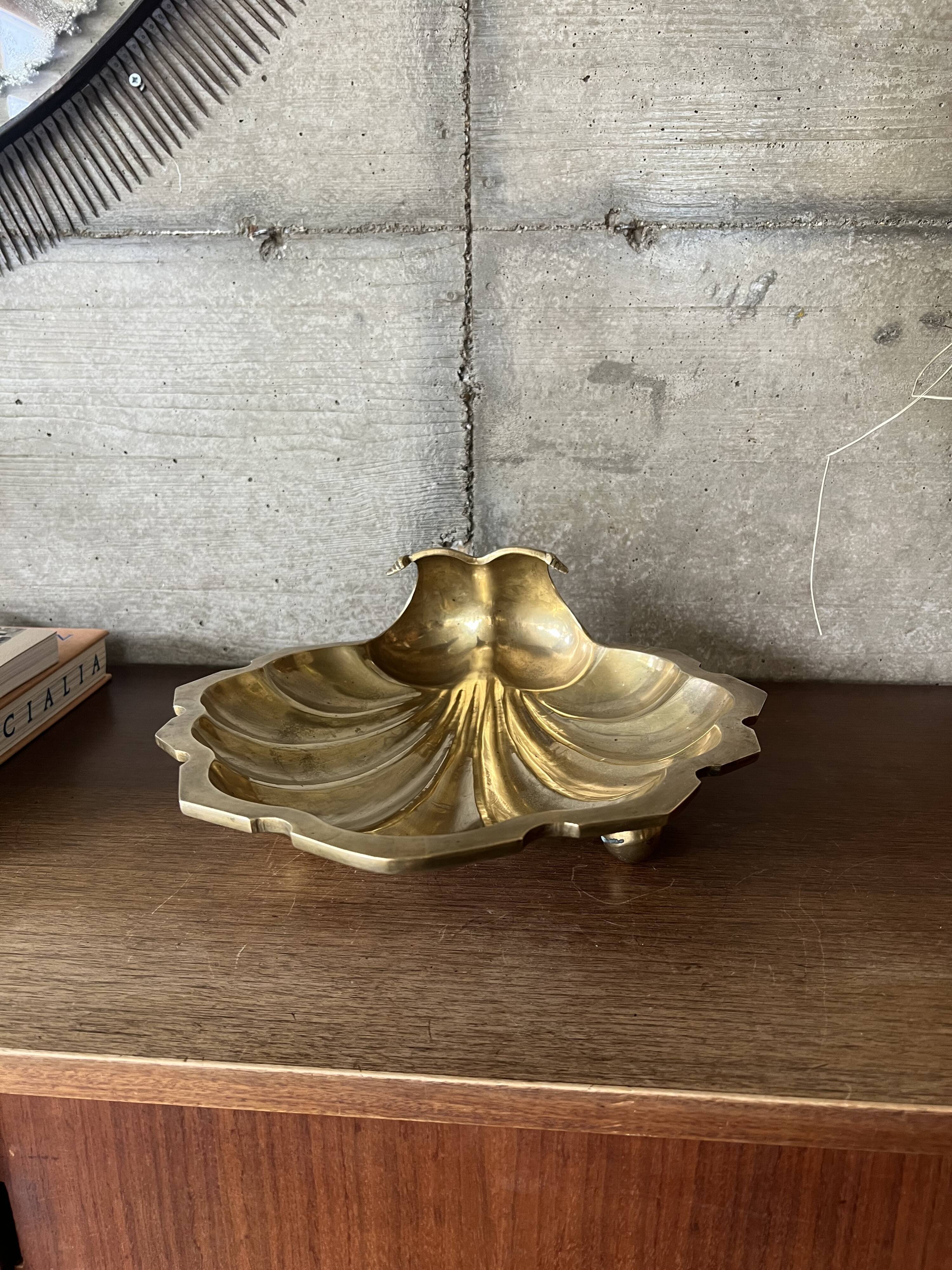 Empty pocket scallop in brass from the 50s