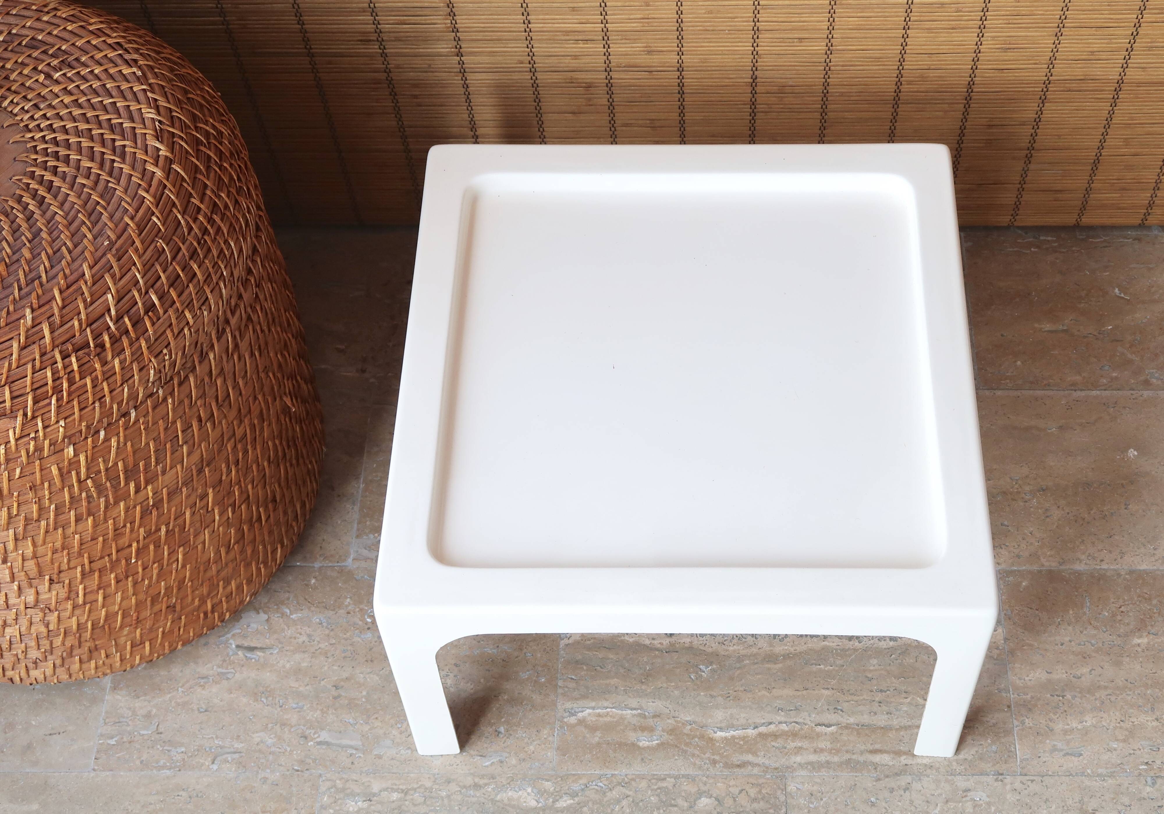 Table basse Prisunic en fibre de verre blanche, années 70