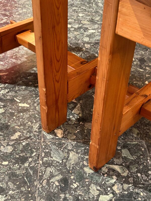 Tabourets en pin massif suédois au style brutaliste.