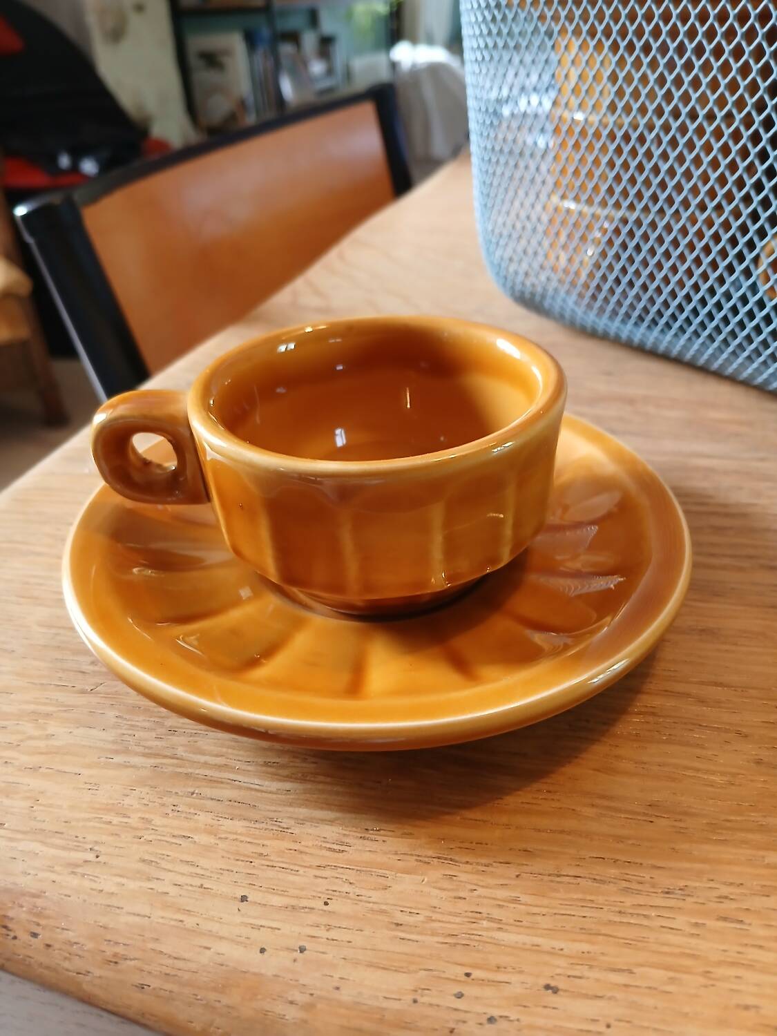 12 tasses à café anciennes avec soucoupes