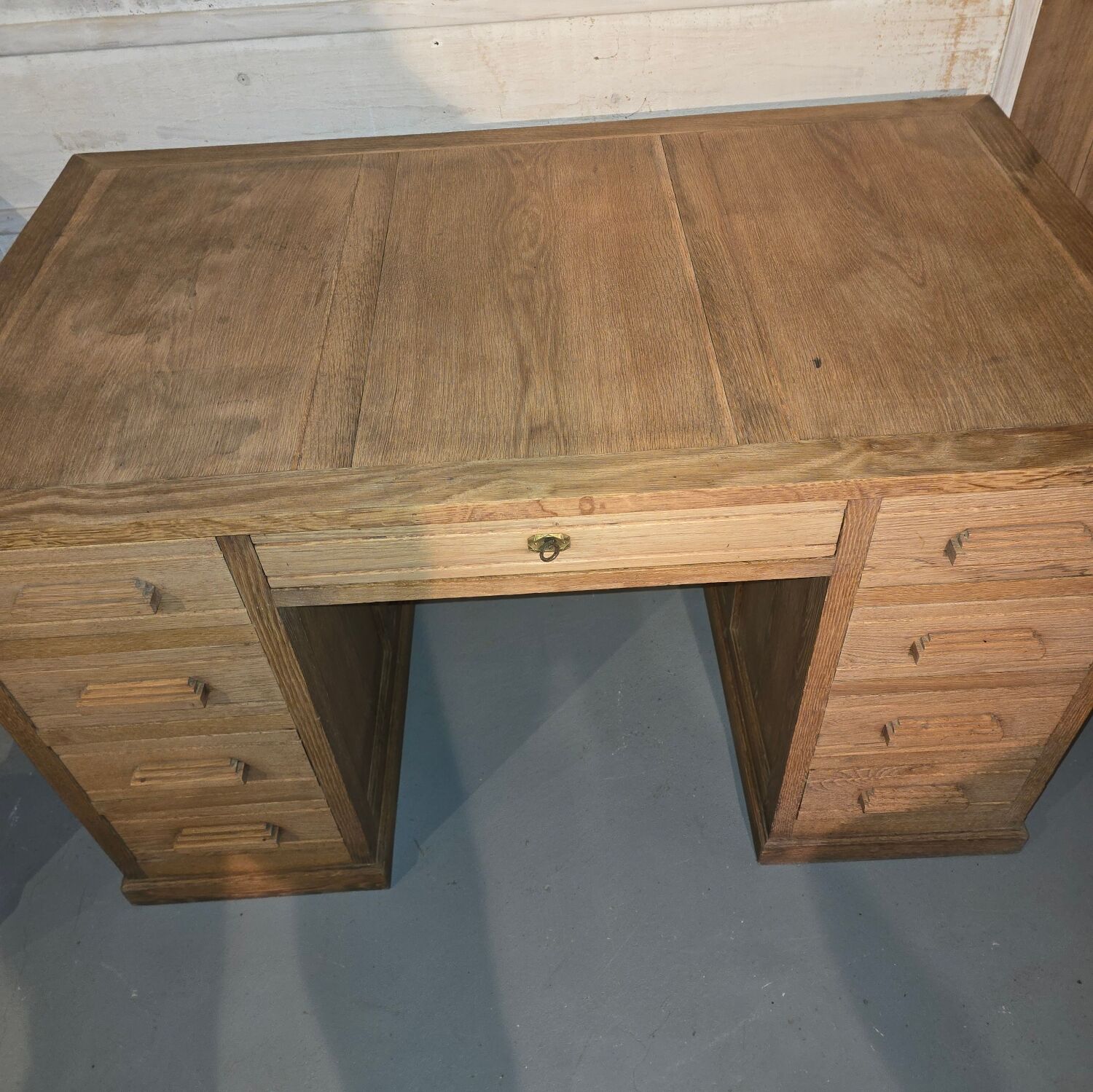Pedestal desk