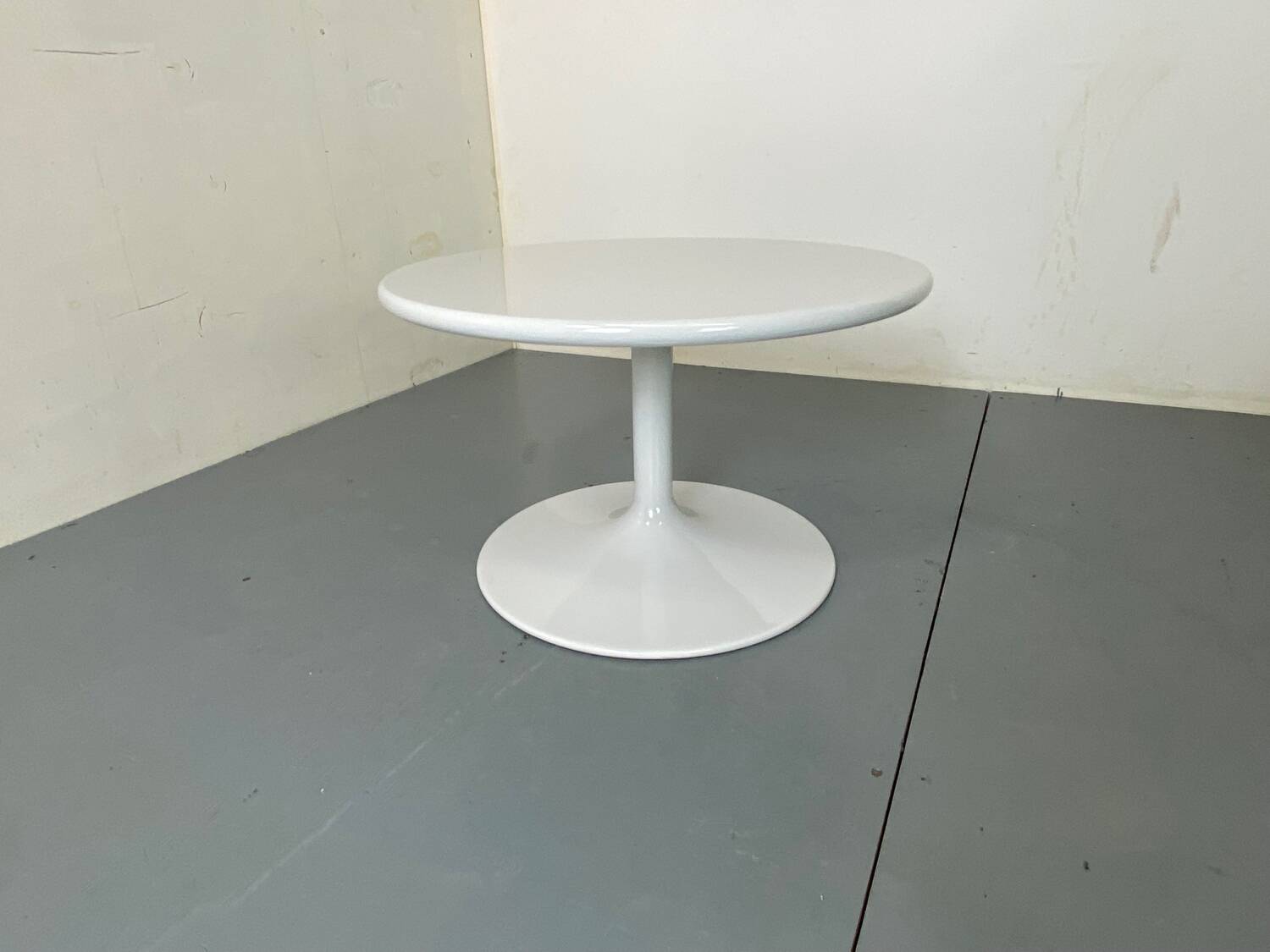 Table basse ronde blanche par Artifort, années 1970