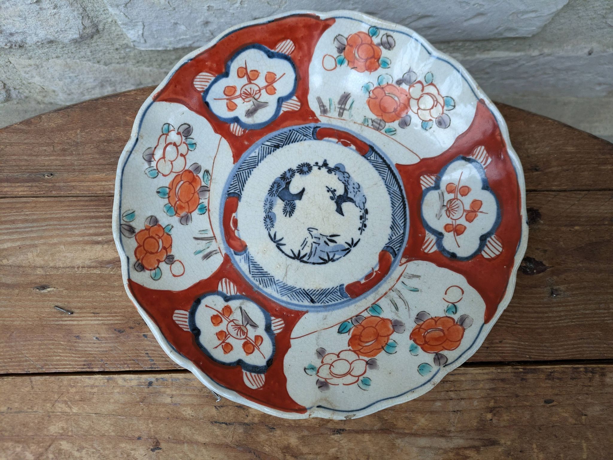 Ancienne assiette creuse Imari à décor de fleurs rouge et bleu 21.5cm