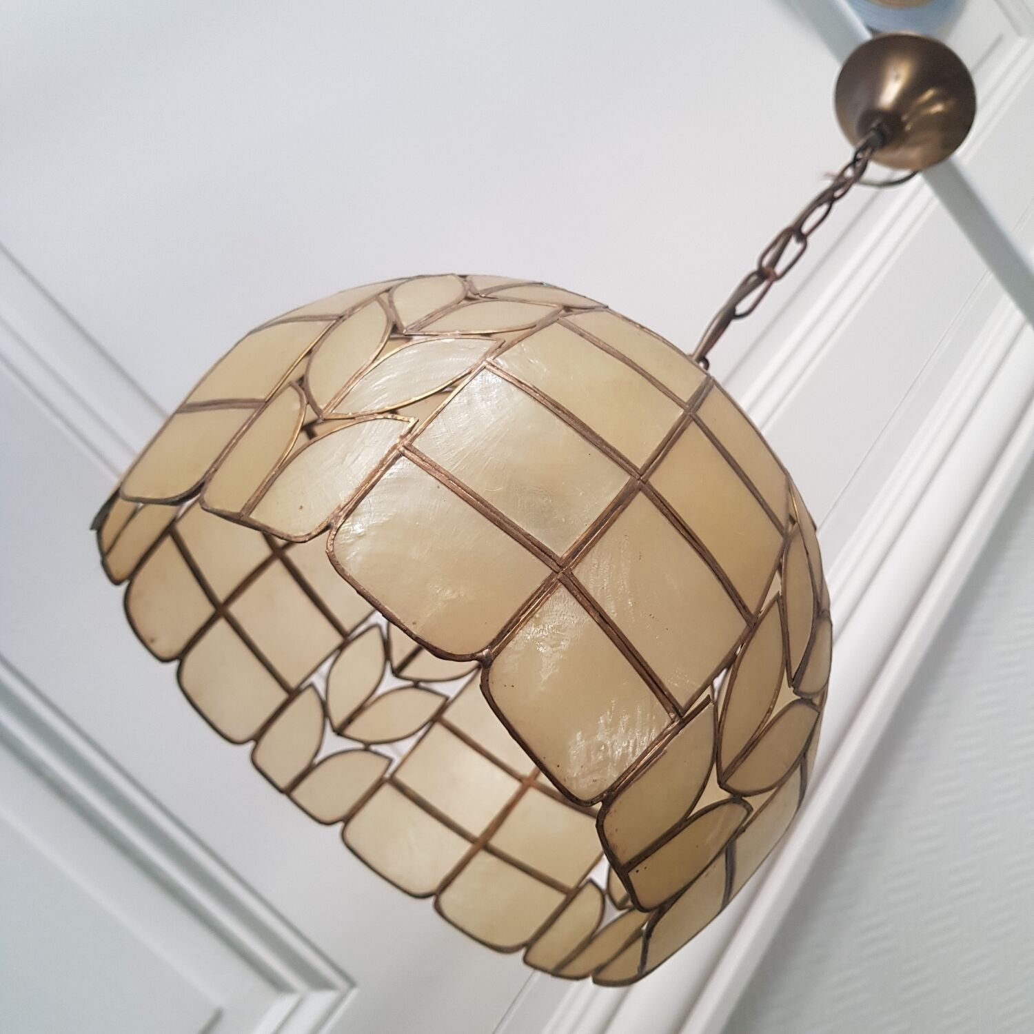 Mother-of-pearl and brass suspension