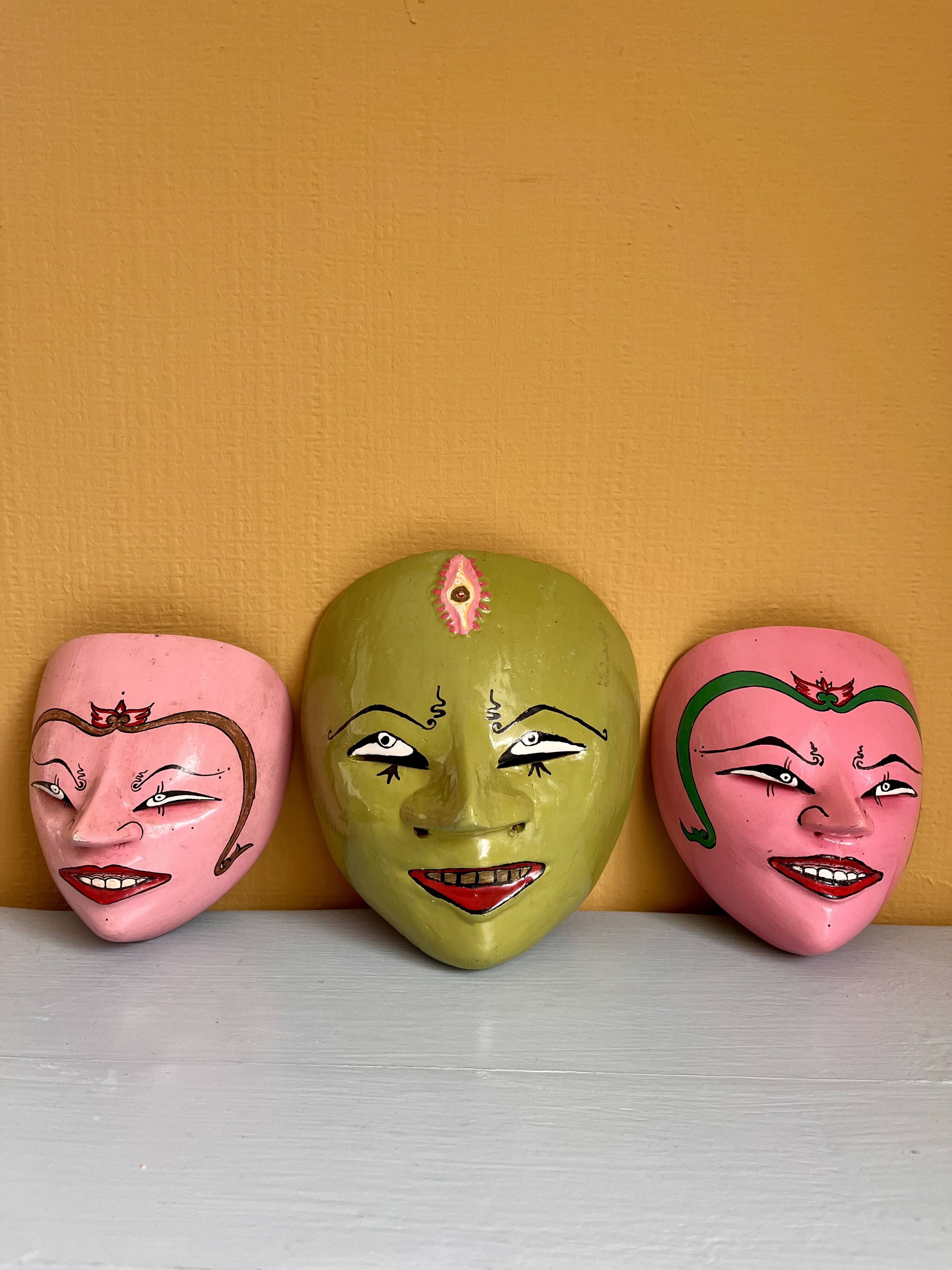 Ensemble de 3 masques muraux vintage peints à la main