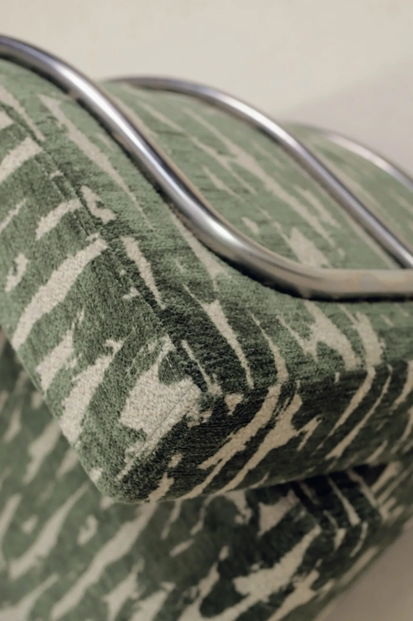 Brutalise lobby longue chair verdigris green 