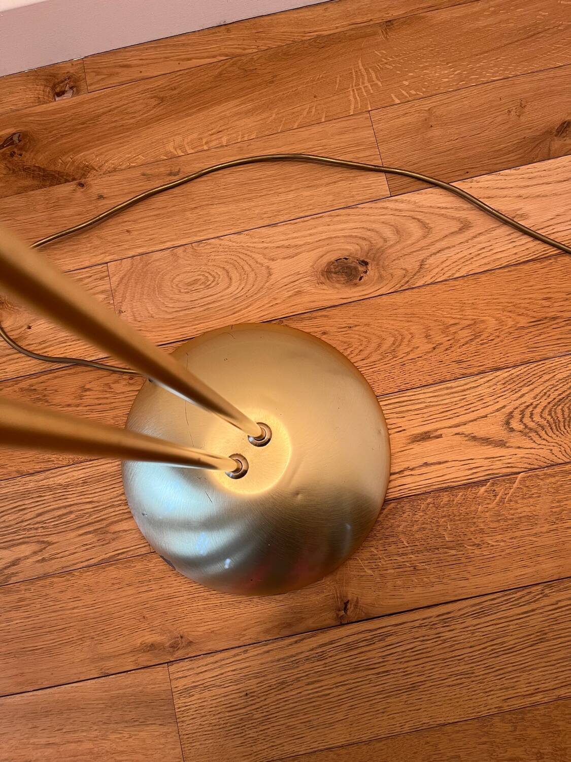 Vintage Italian floor lamp from 1983 in gilded brass and opaline glass – halogen