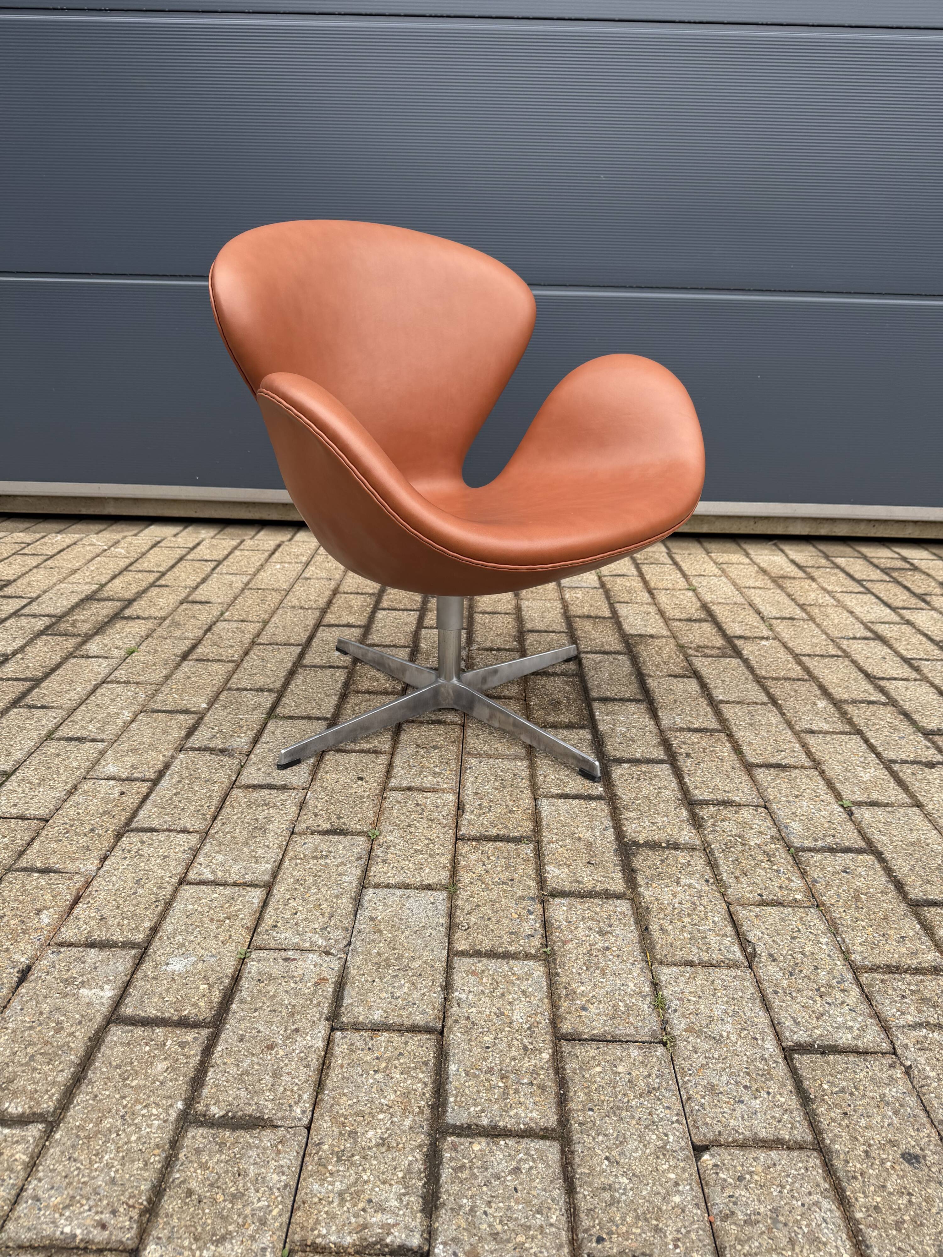 Fritz hansen swan chair cognac leather, new condition!!