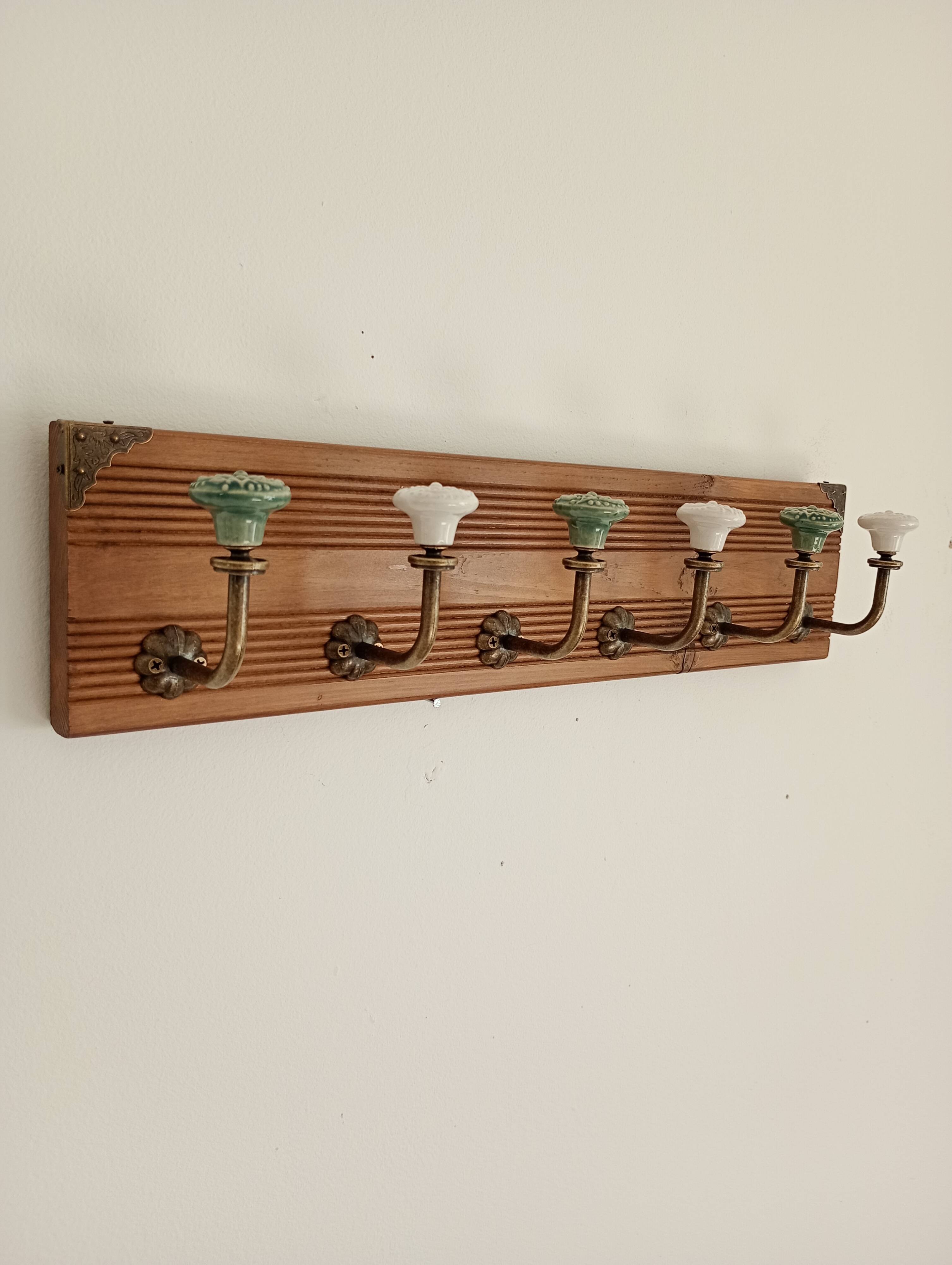 Vintage wall coat rack with 6 ceramic hooks – grooved wood 60 cm
