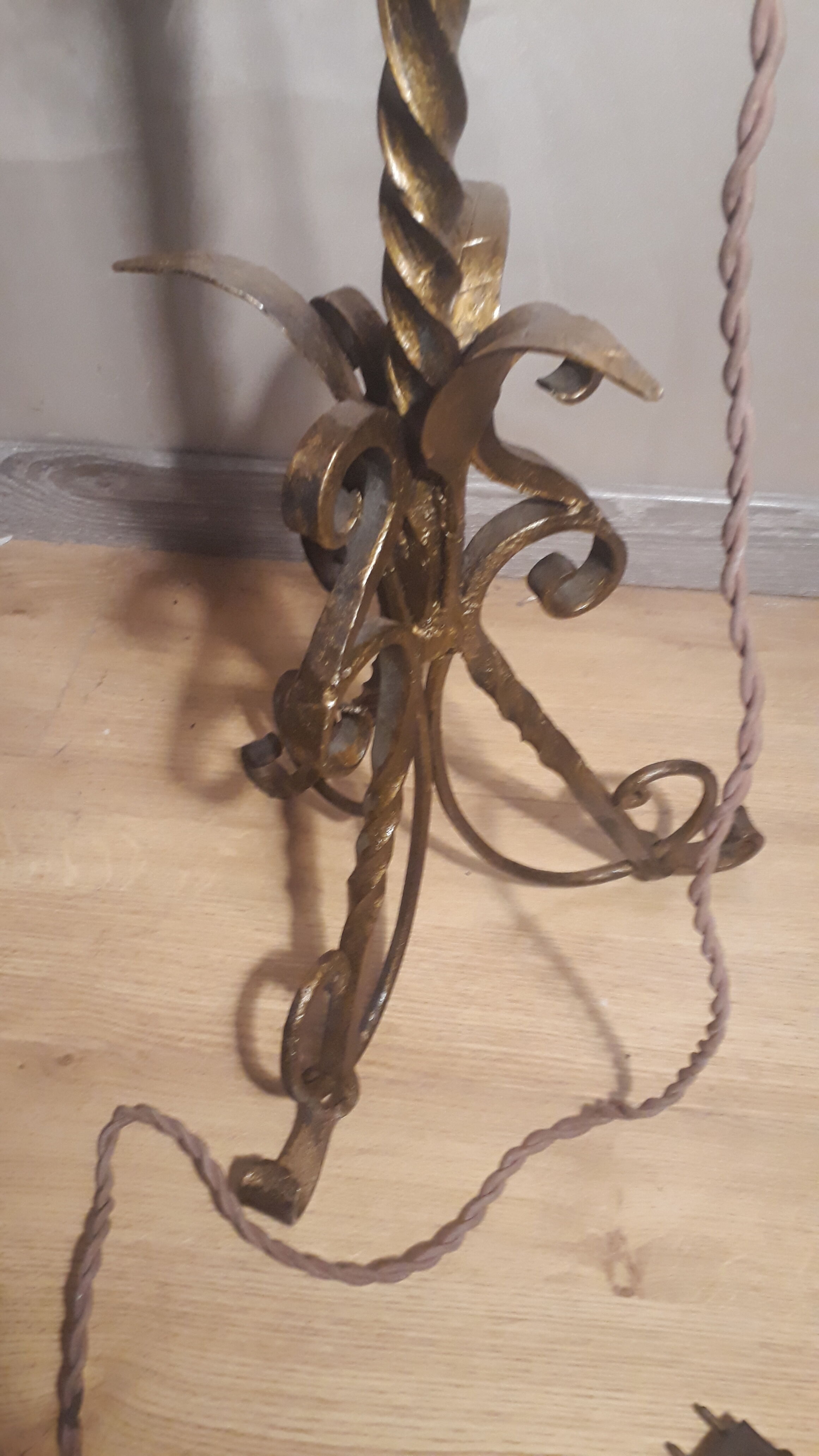 Lampadaire fer forgé or avec dome en pate de verre de Vianne 1930 art deco