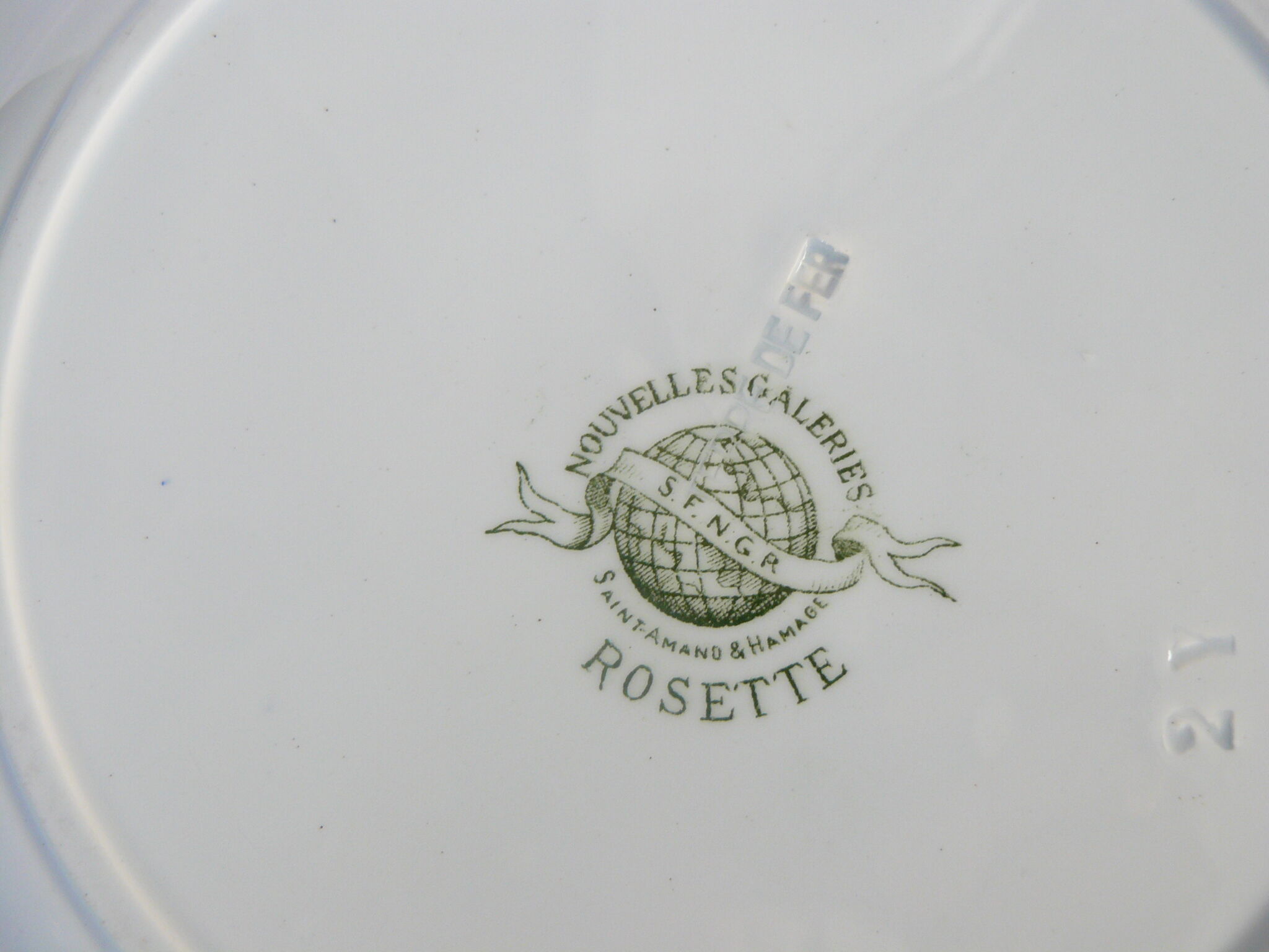 Round dish, land of iron, model Rosette of st amand