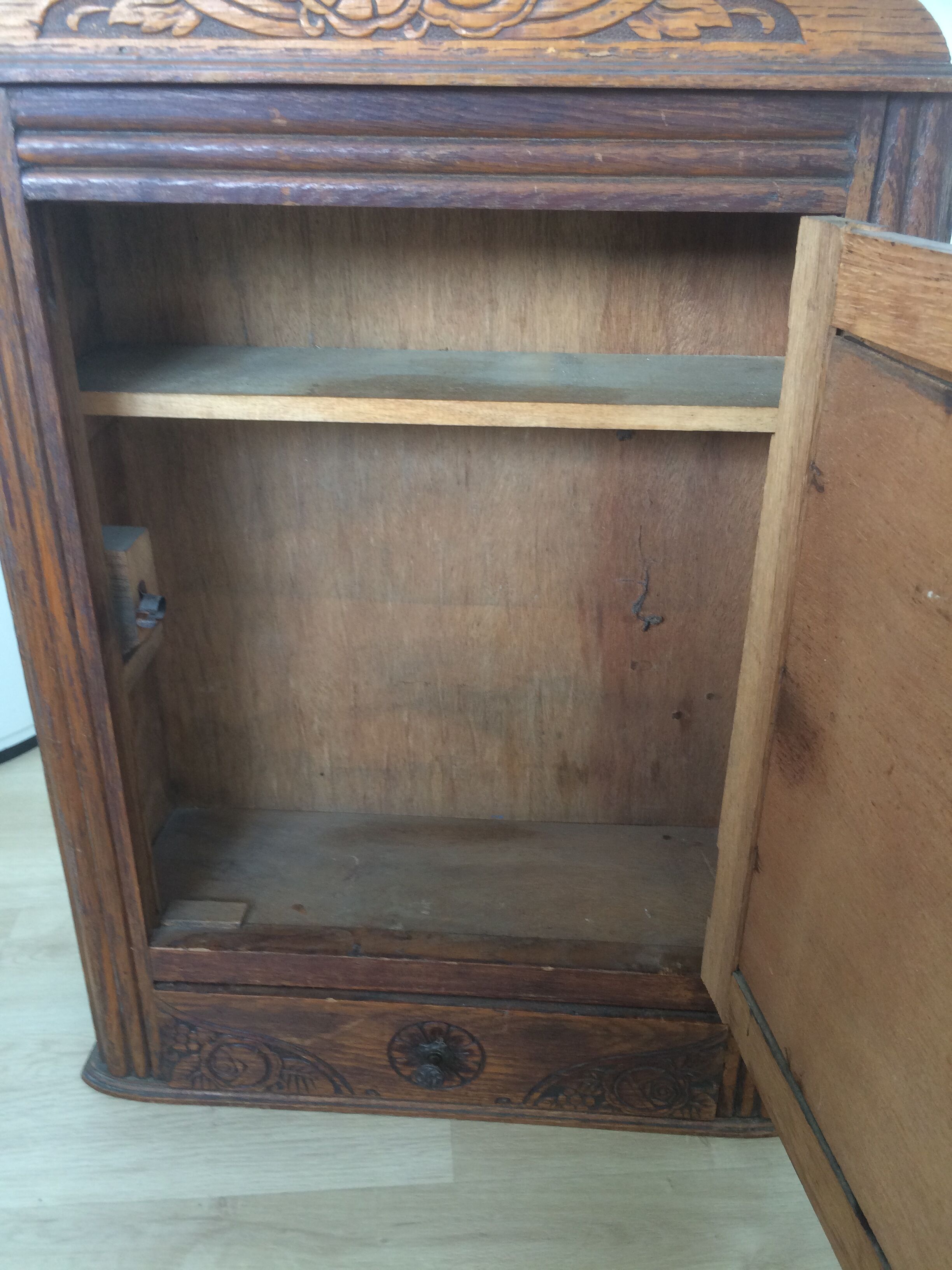 Armoire murale ancienne