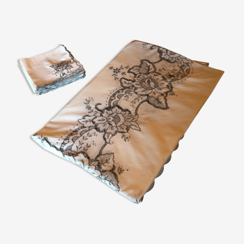 Nappe rectangulaire en coton brodé et ses 12 serviettes