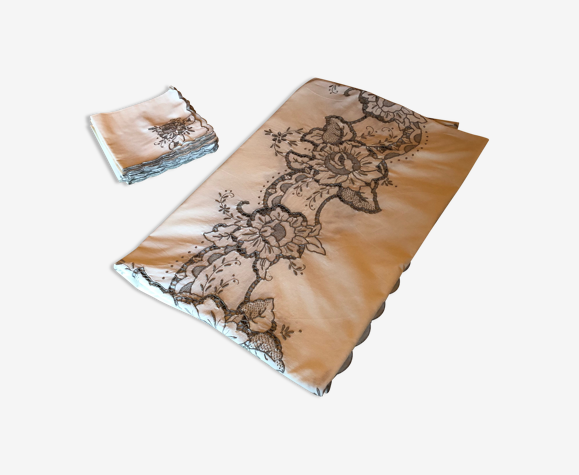 Nappe rectangulaire en coton brodé et ses 12 serviettes