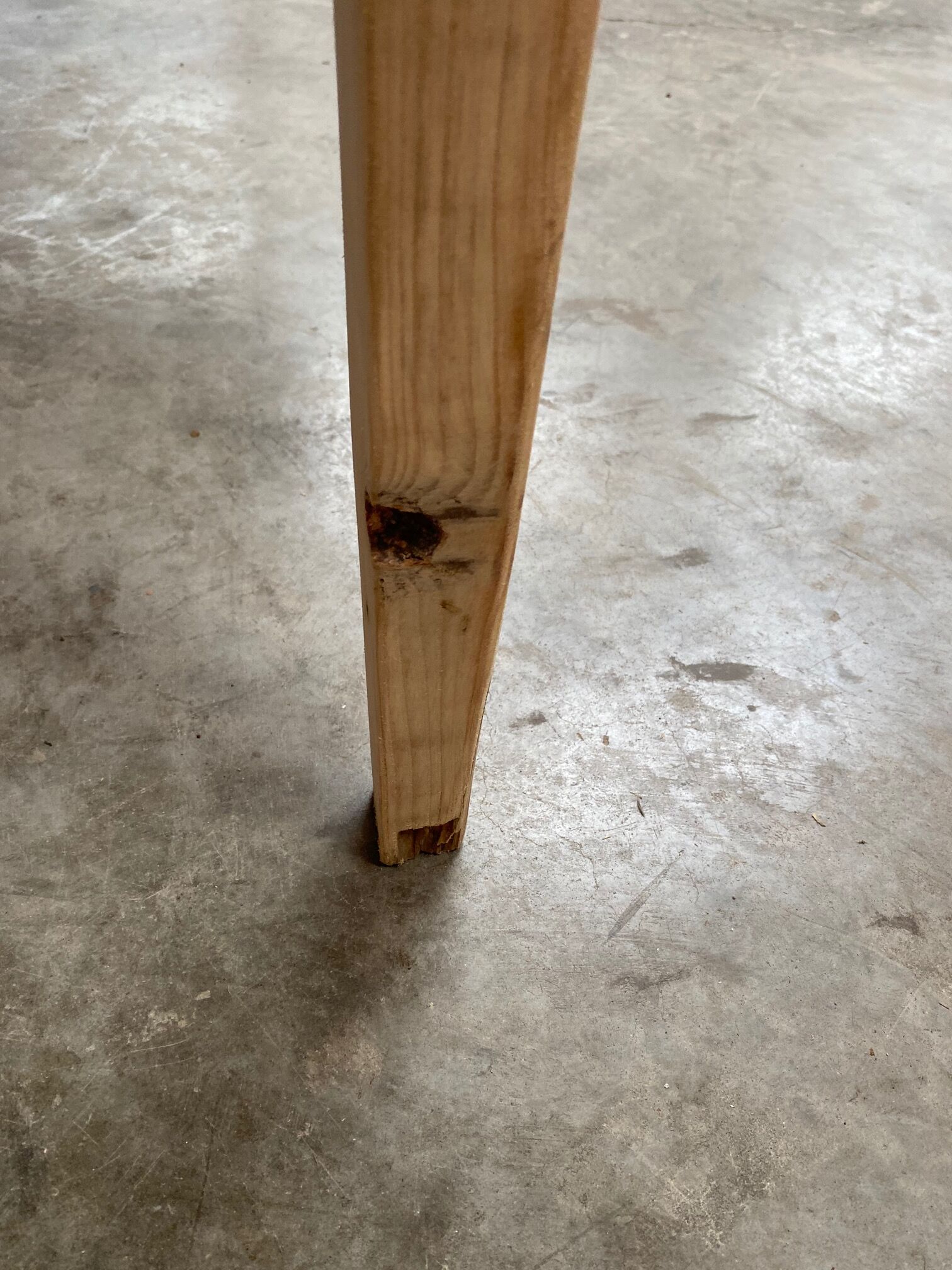 Farmhouse table spindle legs