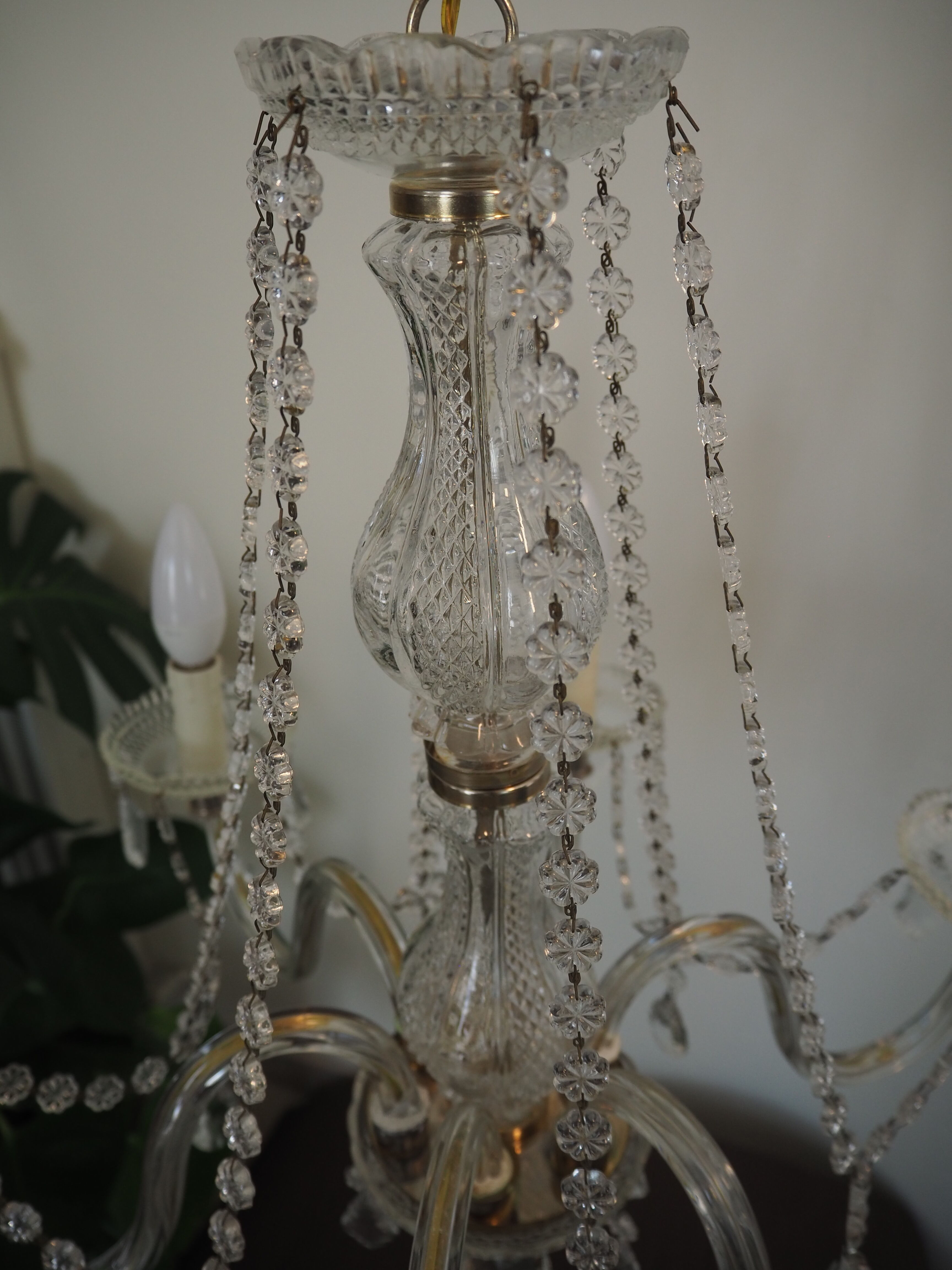 6-light chandelier with tassels