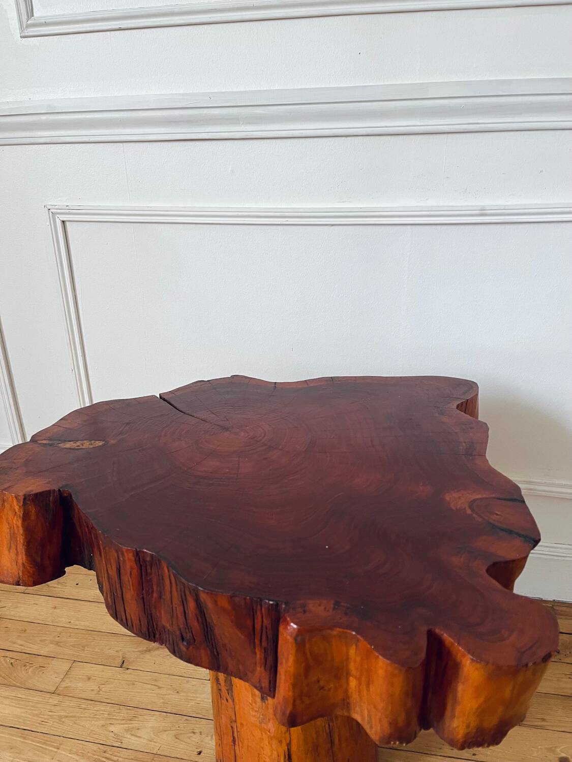 Table basse brutaliste en bois massif
