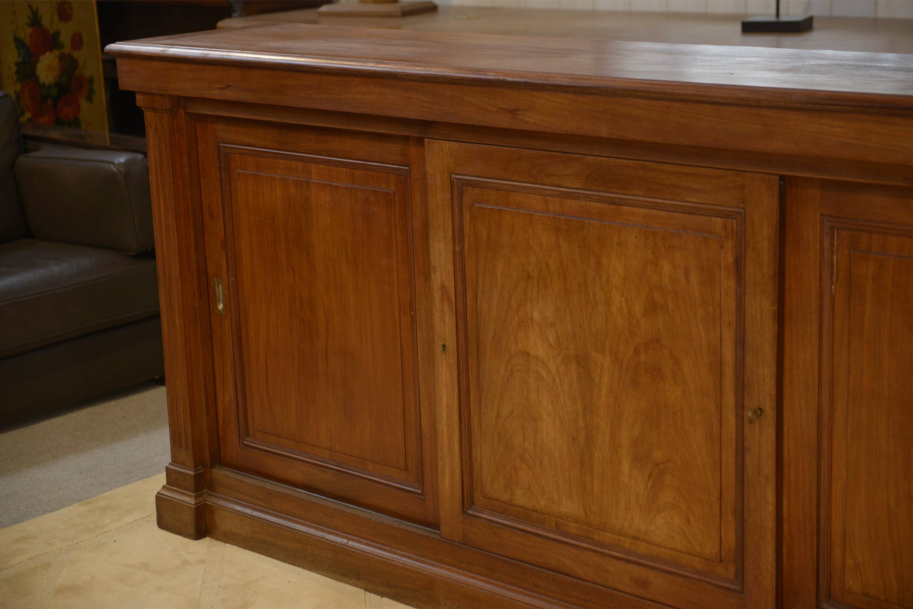 Mahogany workshop furniture with three sliding doors from the 1920s.