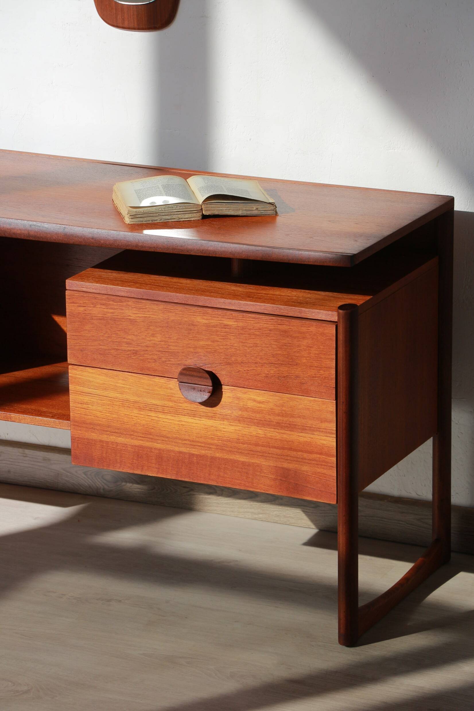 Desk/Dressing table - Durable Suites - 1960