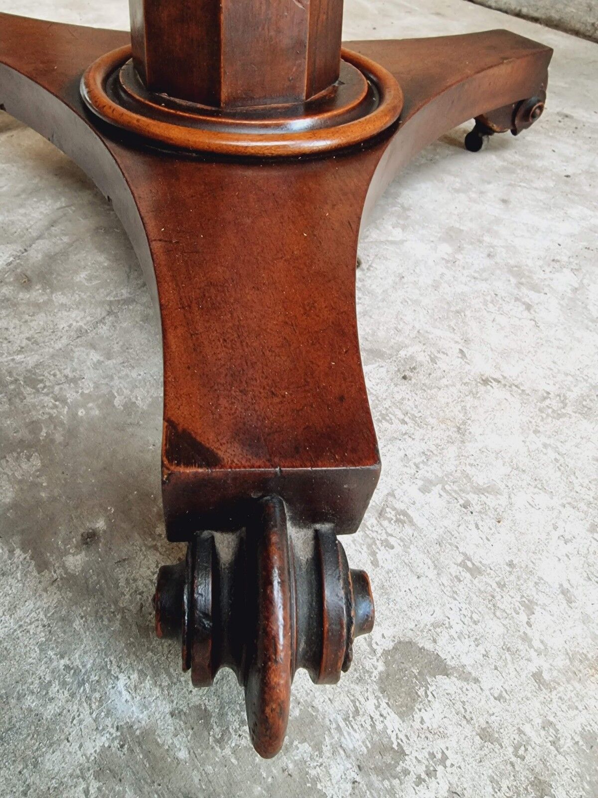 Antique table round dining table 19th century tilt top table