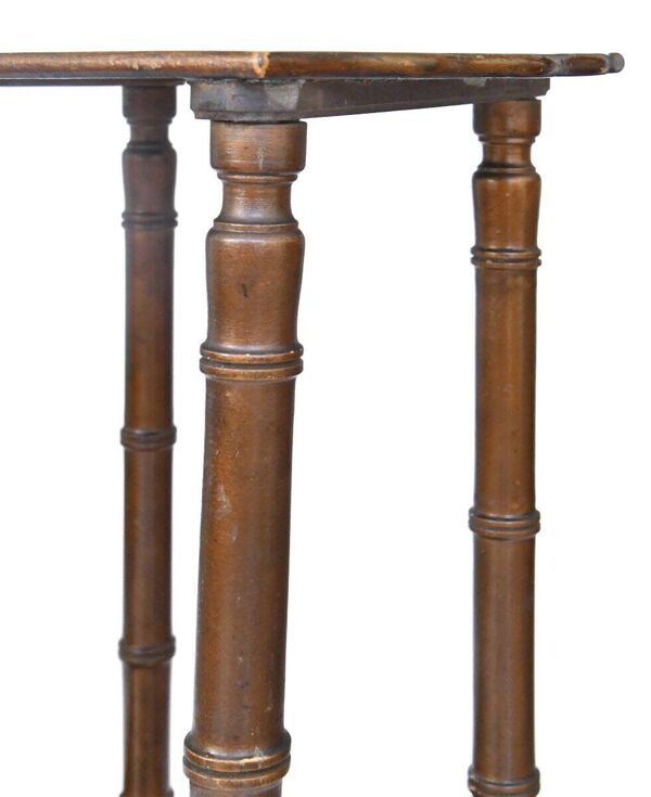 Sellette en bois à décor peint