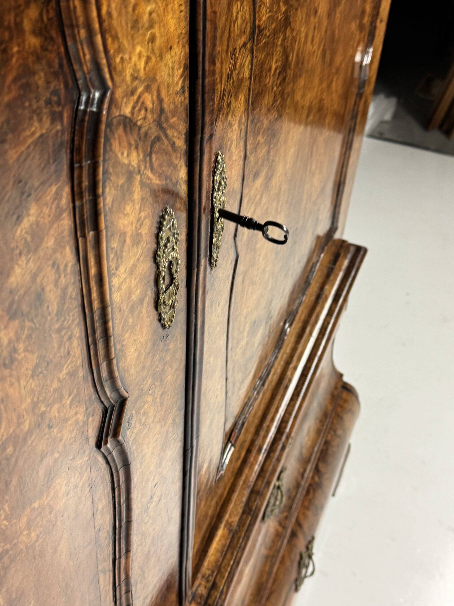 Dutch burr walnut cabinet ca. 1740