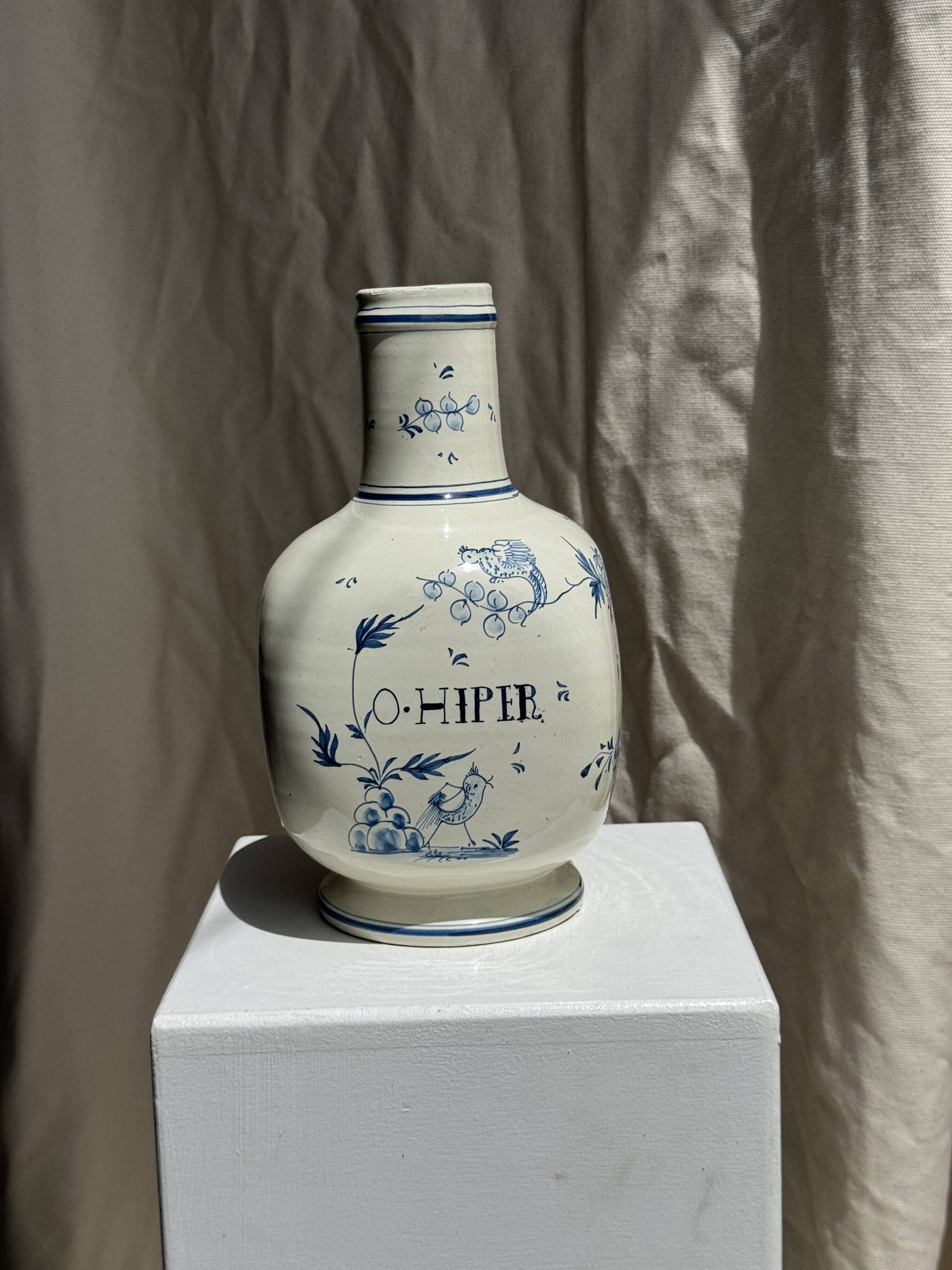 Vase en faïence blanche décor bleu O. HIPER
