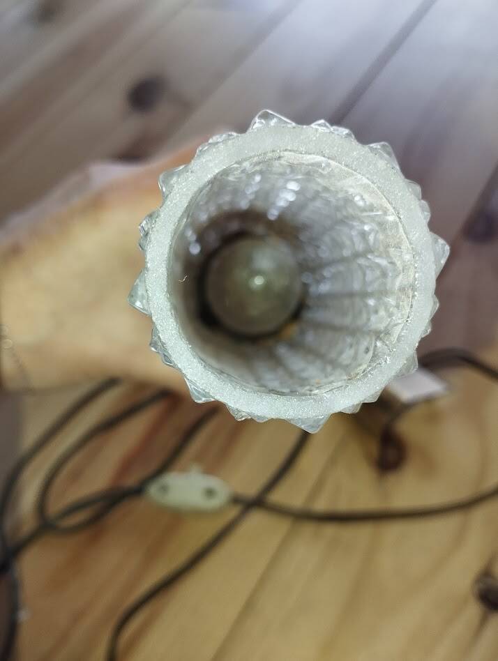 Vintage wall light in brass and textured glass – 60s/70s style