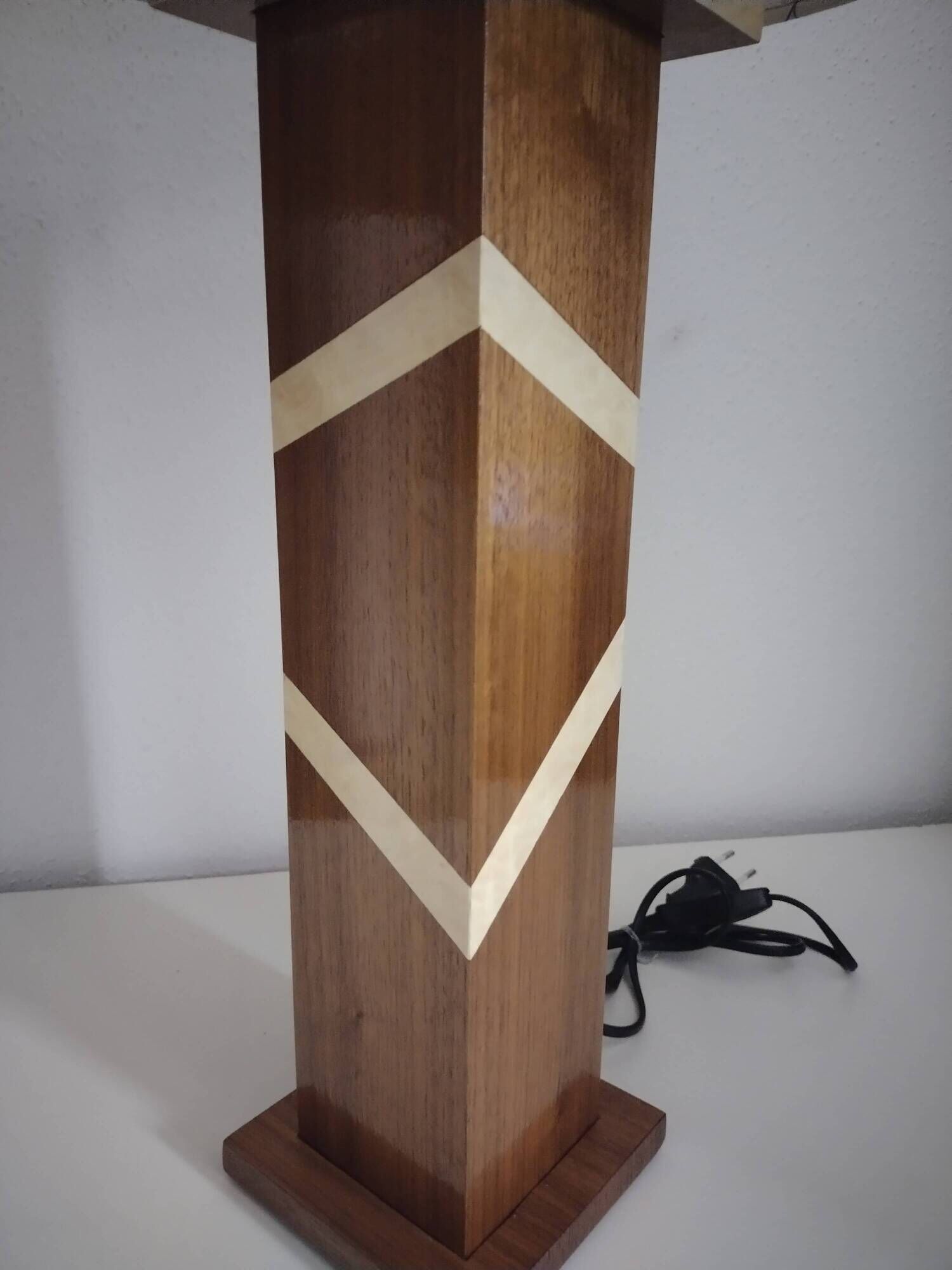 Accent lamp in American walnut veneer.