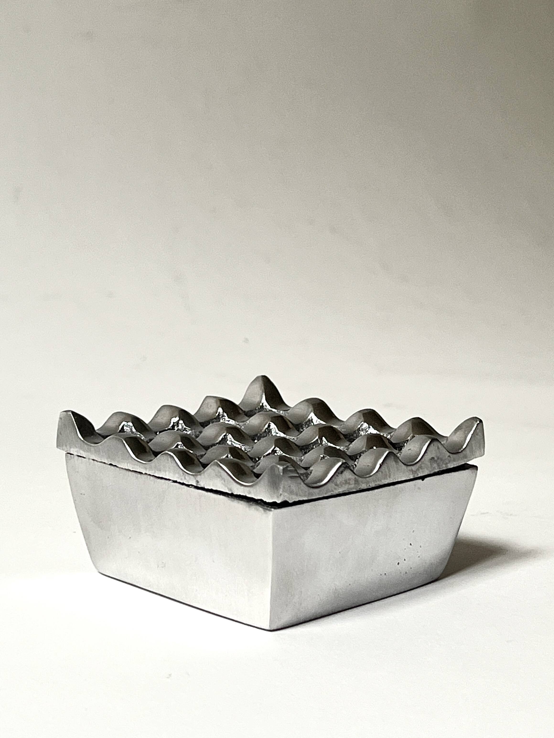 Mid-century chrome metal ashtray in the Ultima 15 style, 1970 design.