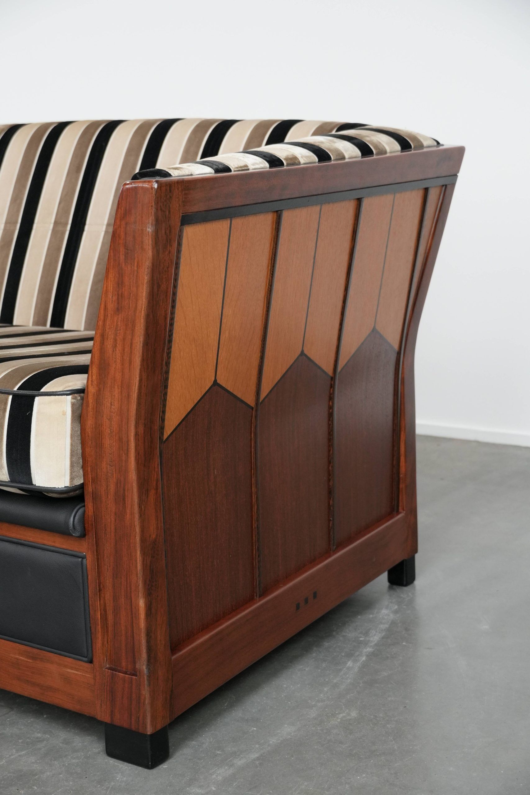 Canapé 2,5 places de luxe au design Art Déco, avec de magnifiques boiseries et un revêtement en tissu de haute qualité.