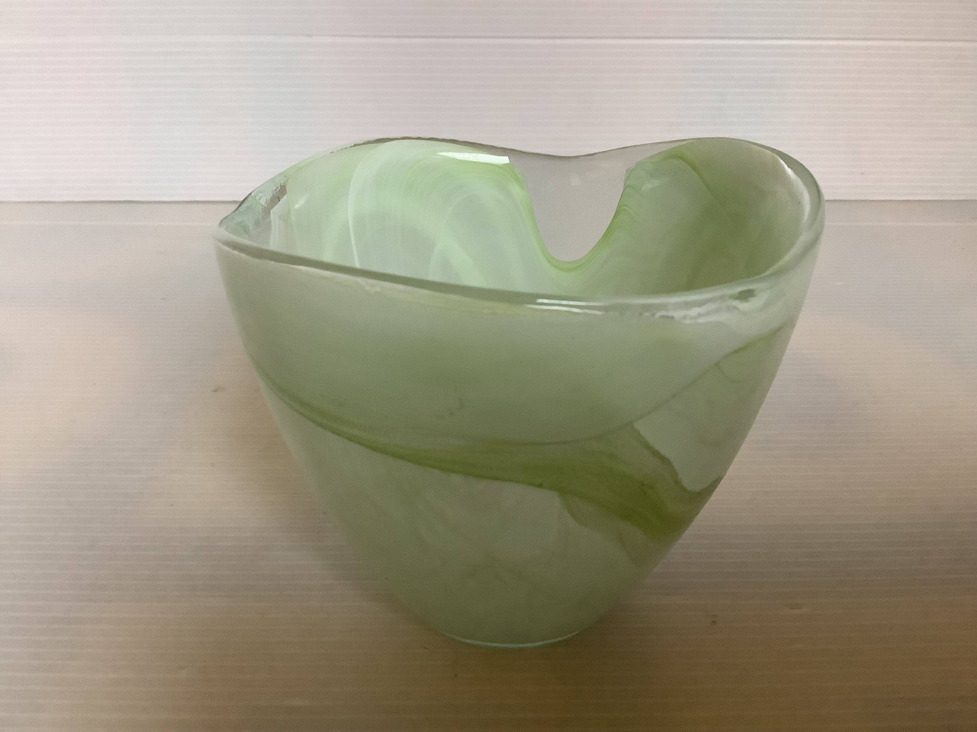 Asymmetrical glass paste ring holder